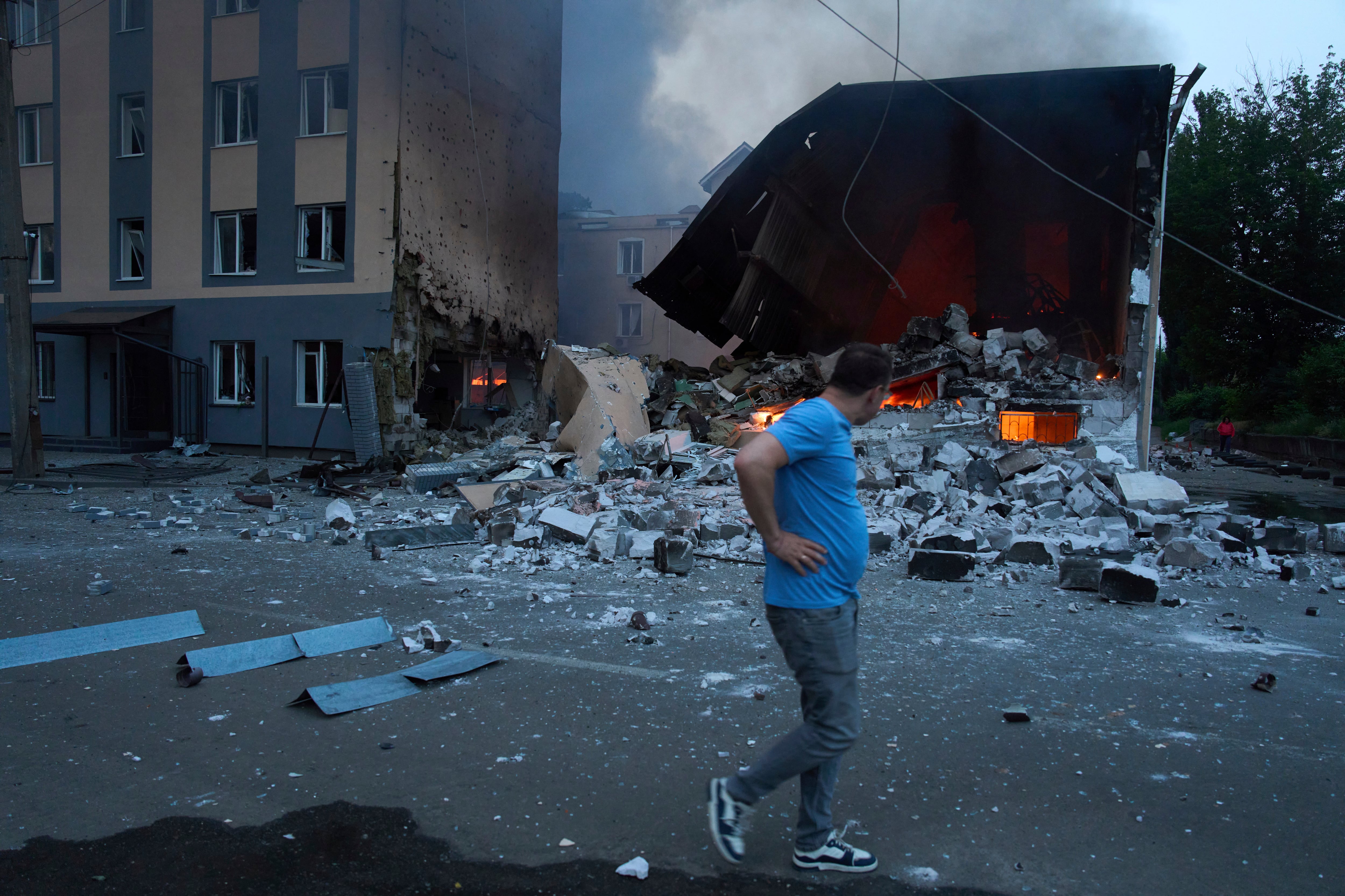 Un vecino reacciona al pasar junto a restos humeantes tras un ataque ruso con drones y misiles en Kiev, Ucrania, el martes 10 de junio de 2025. (AP Foto/Efrem Lukatsky)