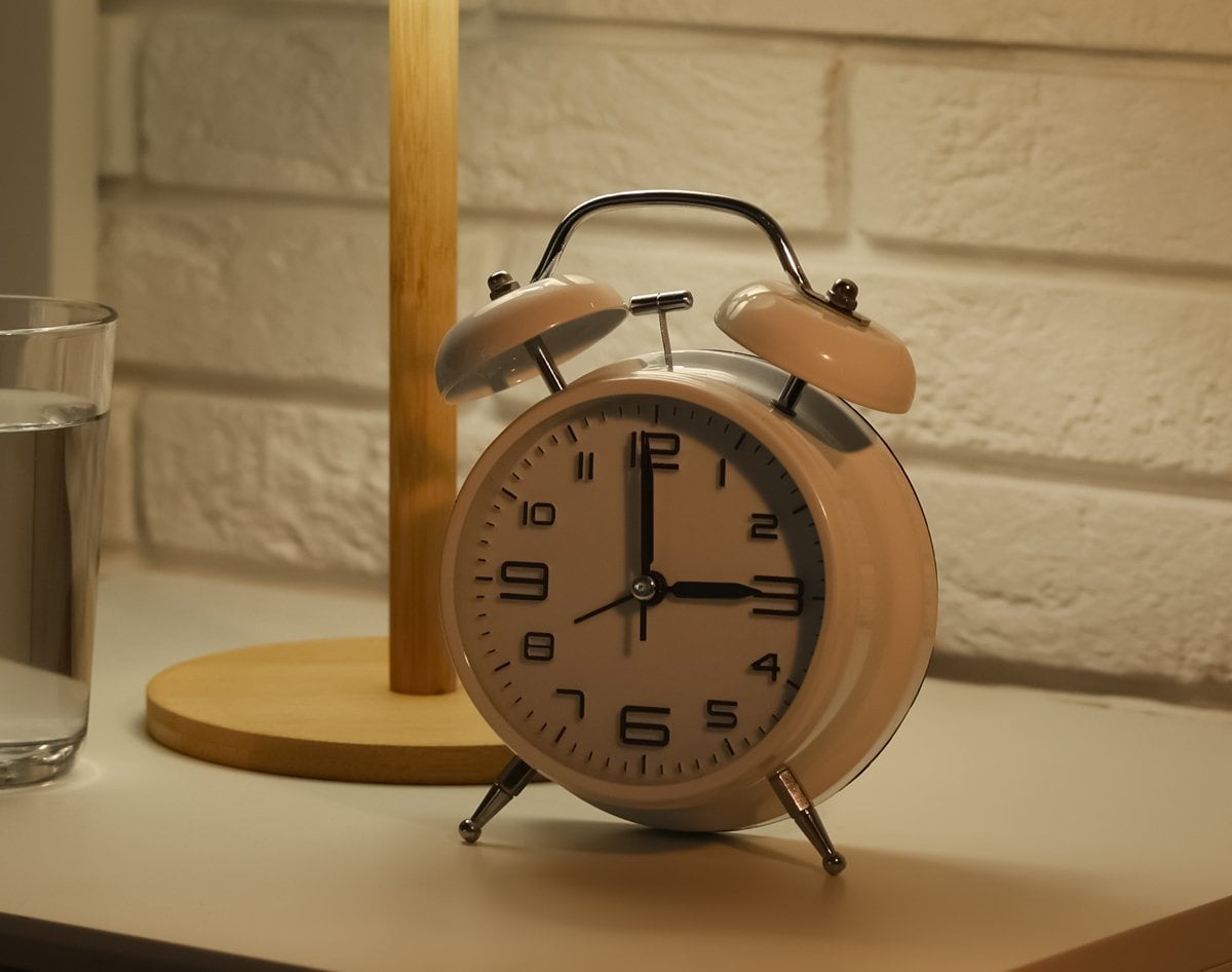 Acostarse y despertarse a horarios regulares es una de las claves para favorecer el buen dormir