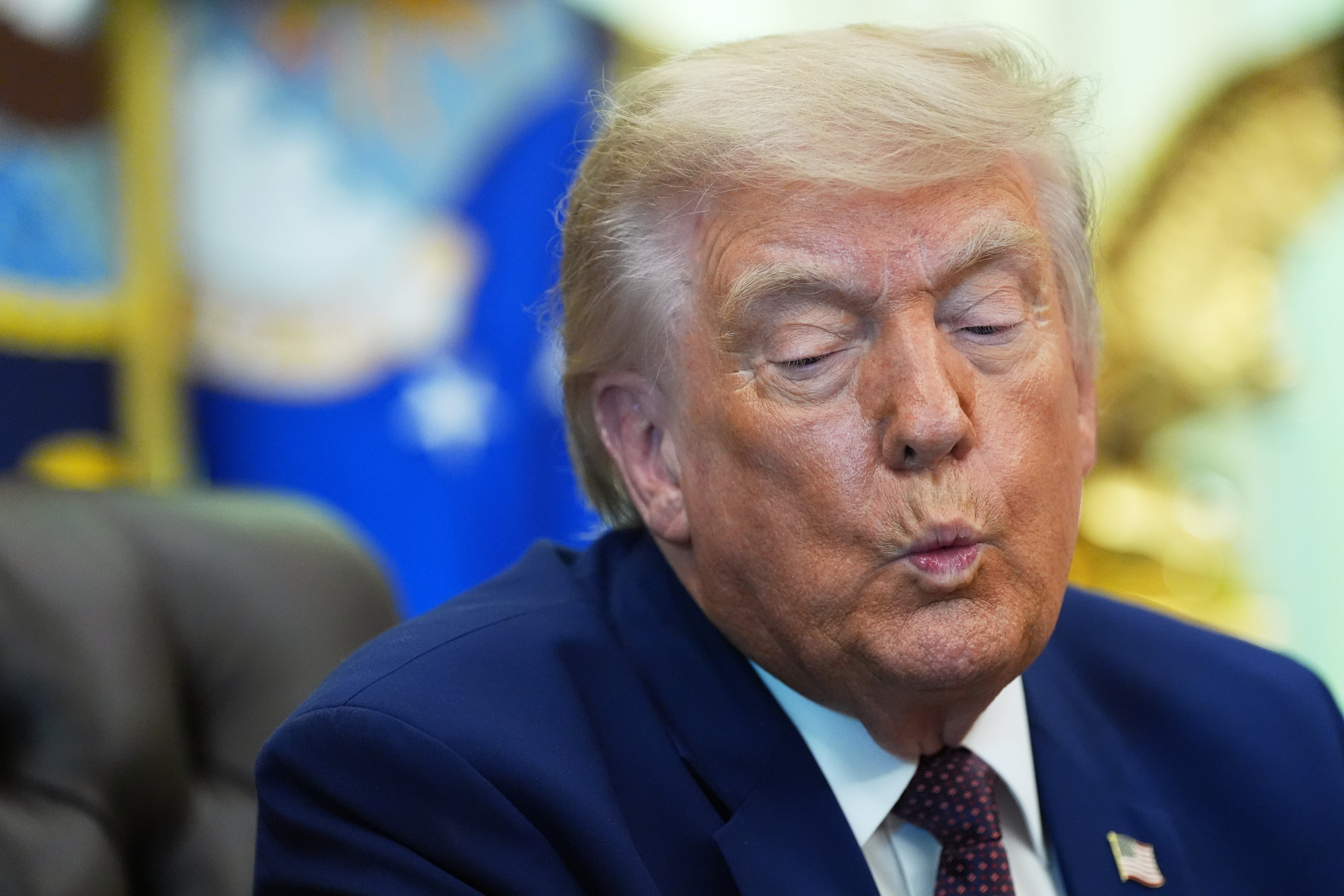 El presidente de Estados Unidos, Donald Trump, habla en la Oficina Oval de la Casa Blanca