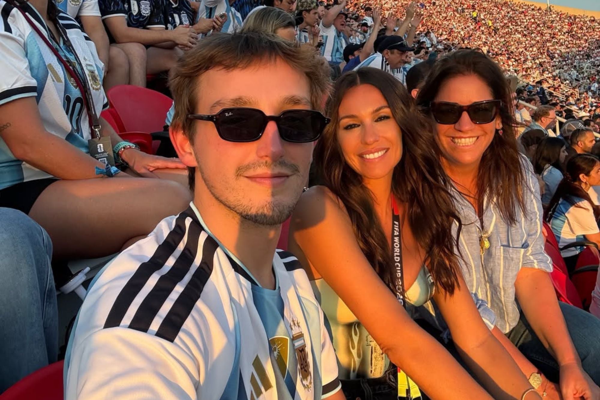 El impactante look de Pampita para el debut de la Argentina en el Mundial: corset celeste y blanco y short de jean 10 Pampita disfrutó del hat trick de Messi desde la tribuna del estadio de Kansas City Chiefs