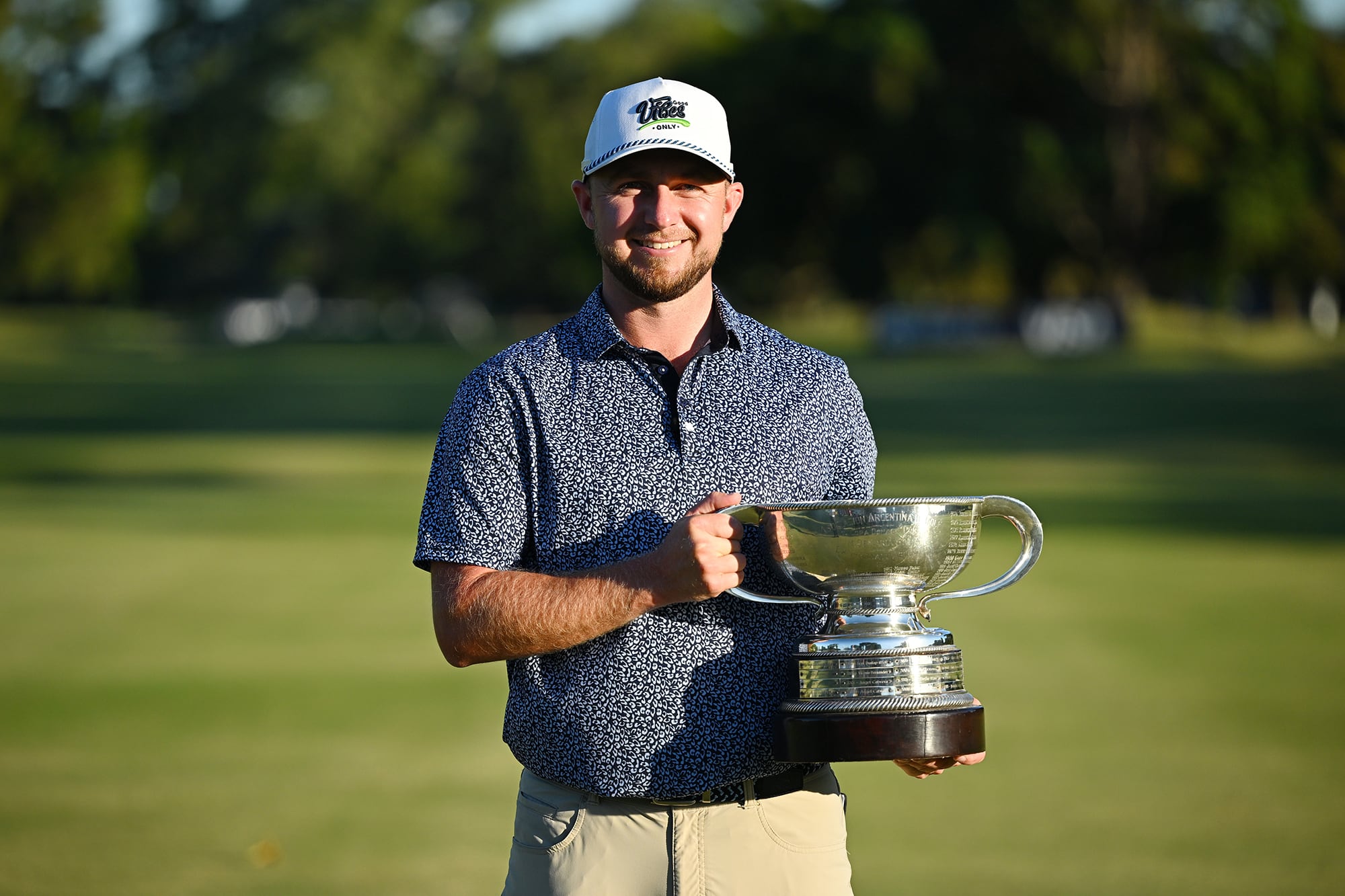 Alistair Docherty y el trofeo de campeón del Visa Argentina Open (Photo by Rodrigo Valle/Getty Images)