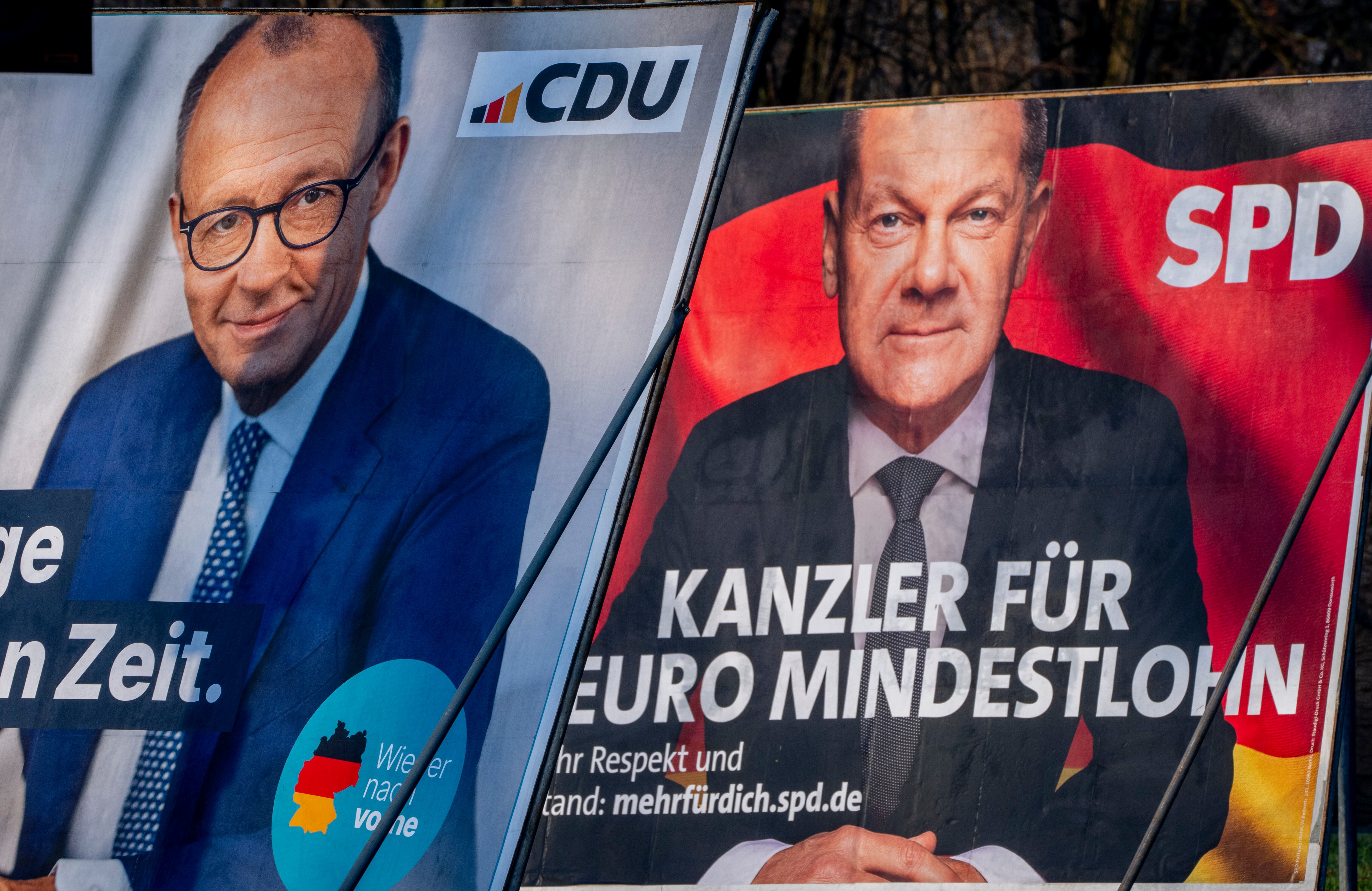 Los carteles electorales del canciller de Alemania, Olaf Scholz (derecha), y el candidato de la CDU, Friedrich Merz, vistos en Frankfurt, Alemania, el 8 de febrero de 2025