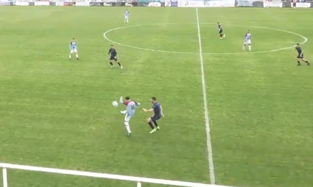 El insólito gol en contra de un jugador desde mitad de cancha que dejó a su equipo al borde del descenso a la Primera C