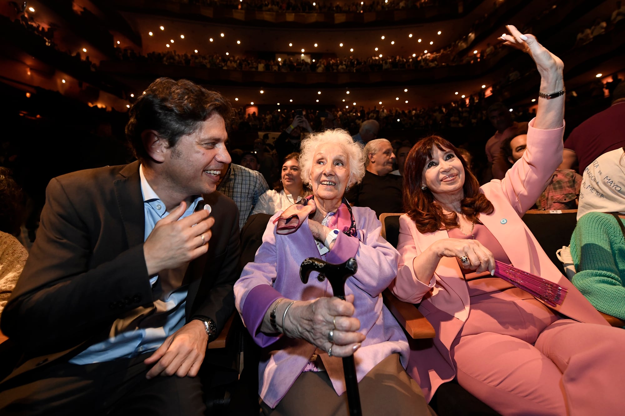 Axel Kicillof, Estela de Carlotto y Cristina Kirchner durante un acto en homenajes a las Abuelas de Plaza de Mayo en La Plata