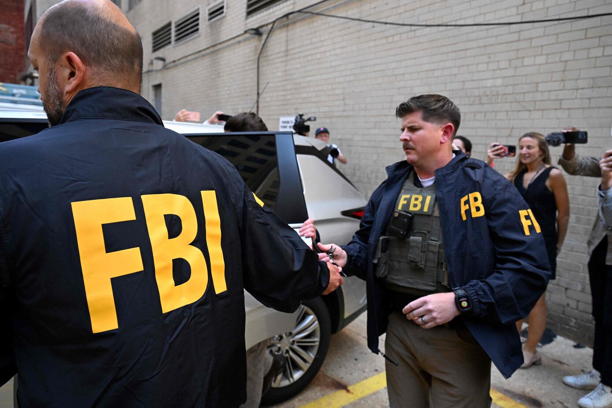 Además de llevarse autos, el FBI detuvo personas en el establecimiento