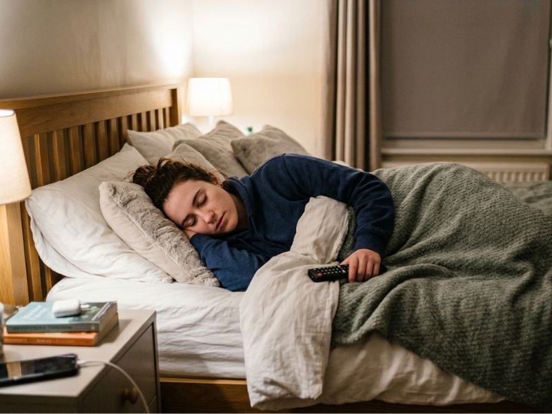 Dormir con la televisión prendida funciona para muchas personas como una canción de cuna que relaja la mente
