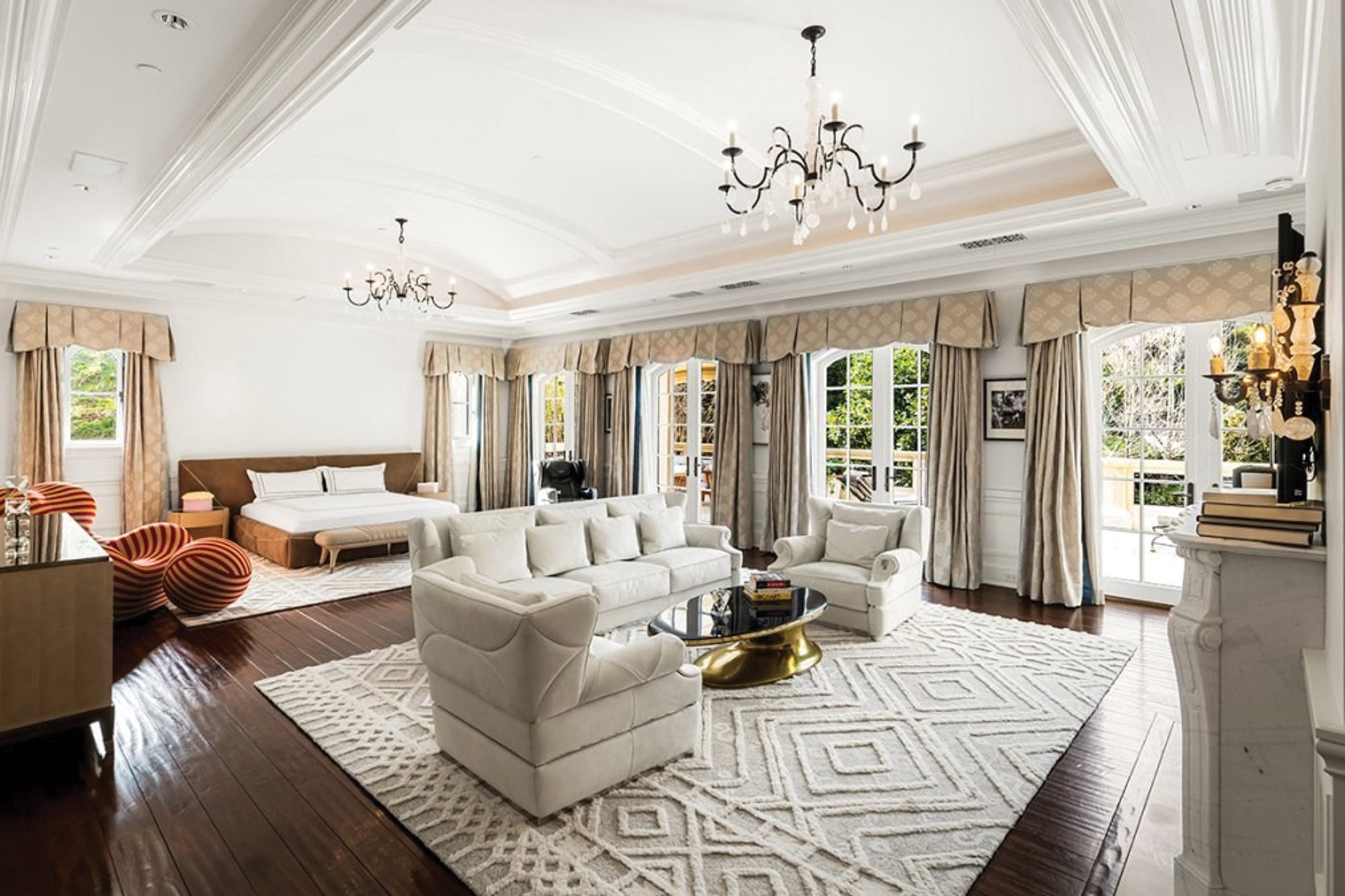 La suite principal tiene un living con
hogar.