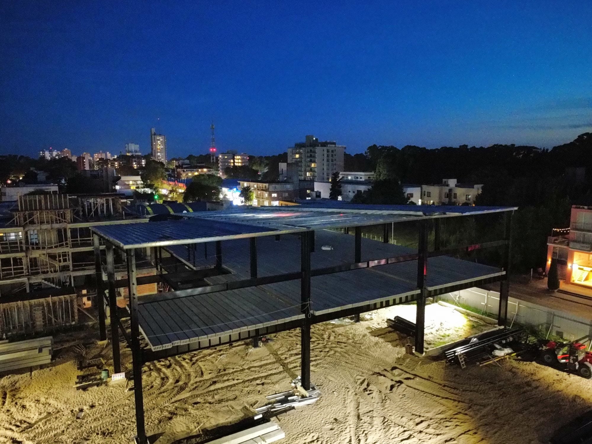 Una persona que trabajaba en una obra en construcción murió tras caer al vacío en Pinamar