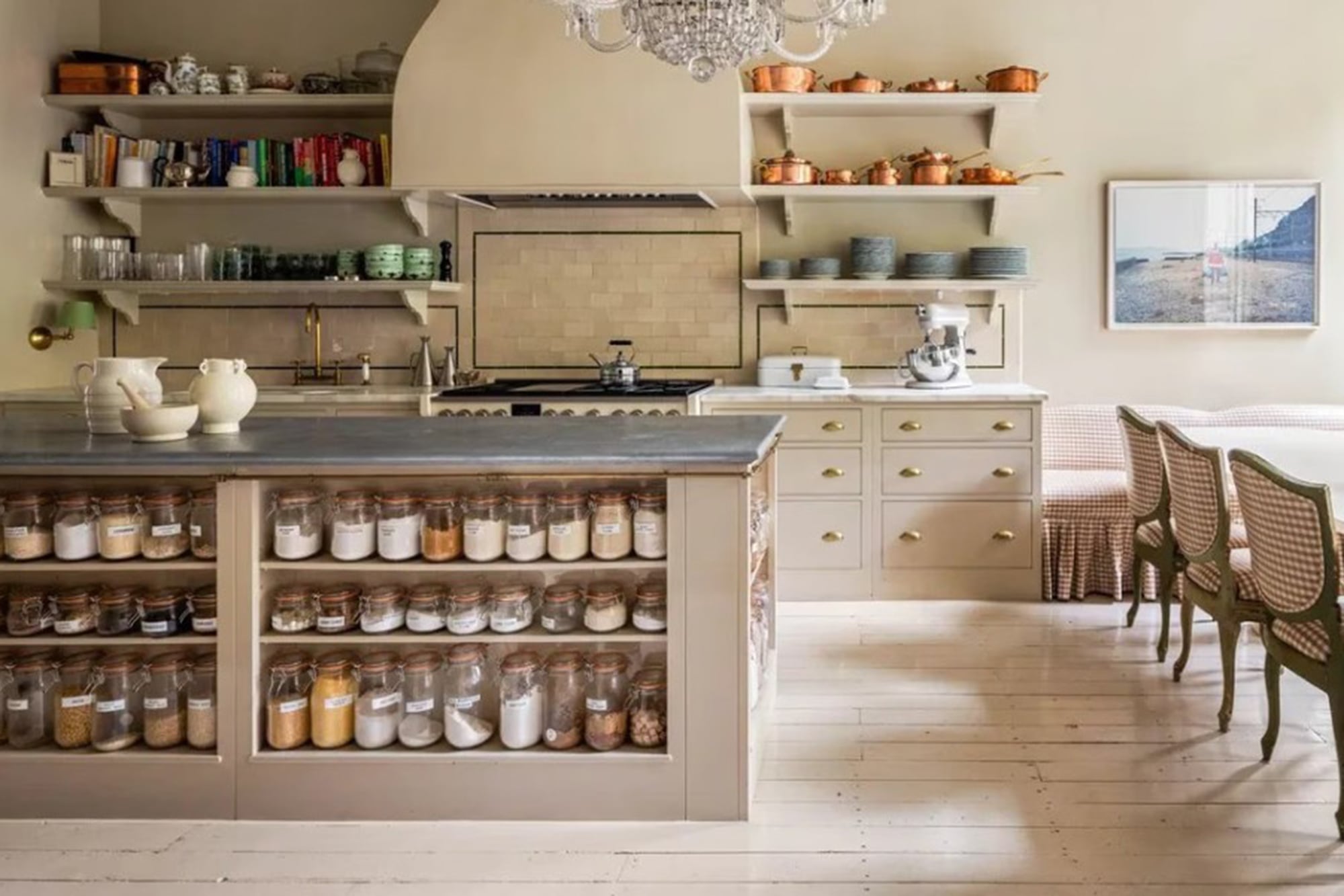 La cocina, en tonos más neutros, funciona como un oasis entre los ambientes de colores brillantes