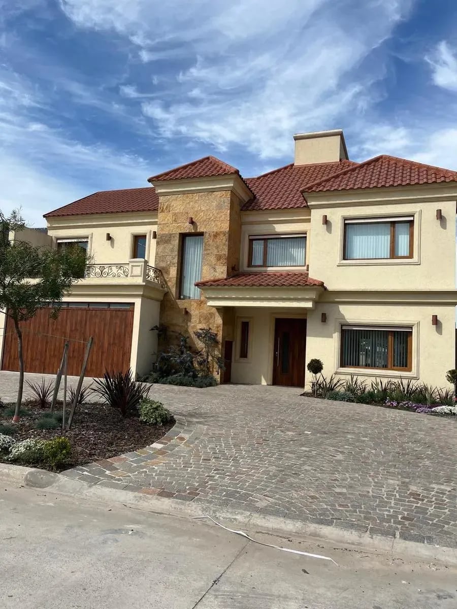 Así se ve una de las casas disponibles para alquilar, ubicada en el barrio cerrado El Resguardo en Ciudad Evita