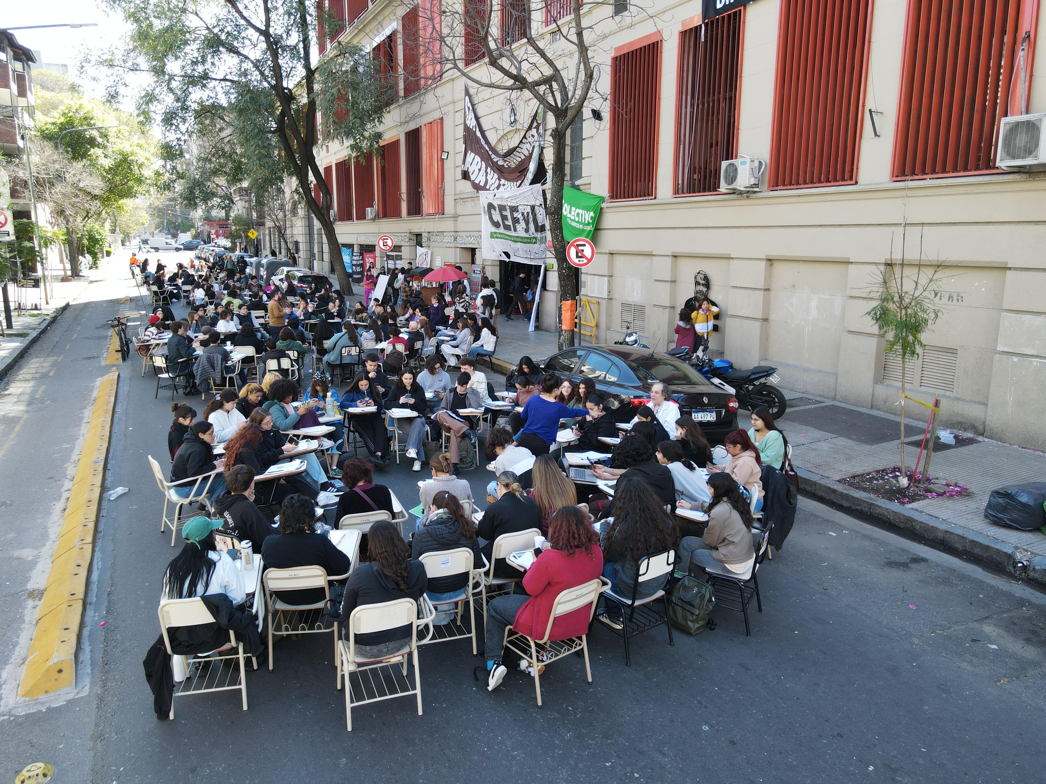 Clase pública en la calle de la Facultad de filosofía y letras de la UBA