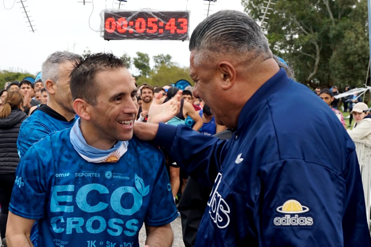 El dirigente le entregó una placa conmemorativa al gendarme Nahuel Gallo, uno de los competidores que hizo presencia en Villa Domínico