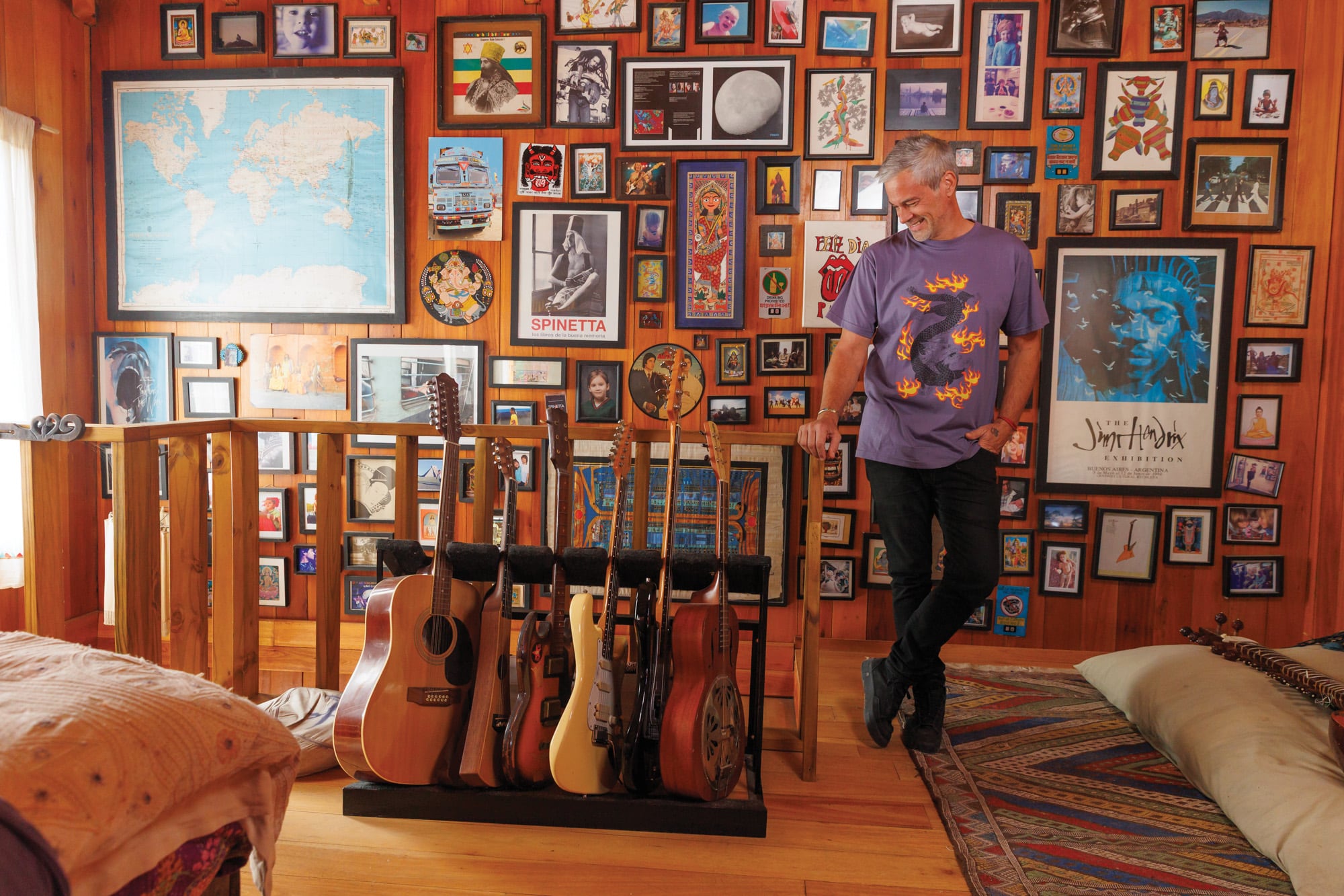 Realizada por un amigo suyo, la casa de Matías
está construida en madera y decorada con cuadros, alfombras, instrumentos musicales
y recuerdos de sus viajes. “La madera permite una acústica natural: ensayar y grabar acá es
un placer”, asegura