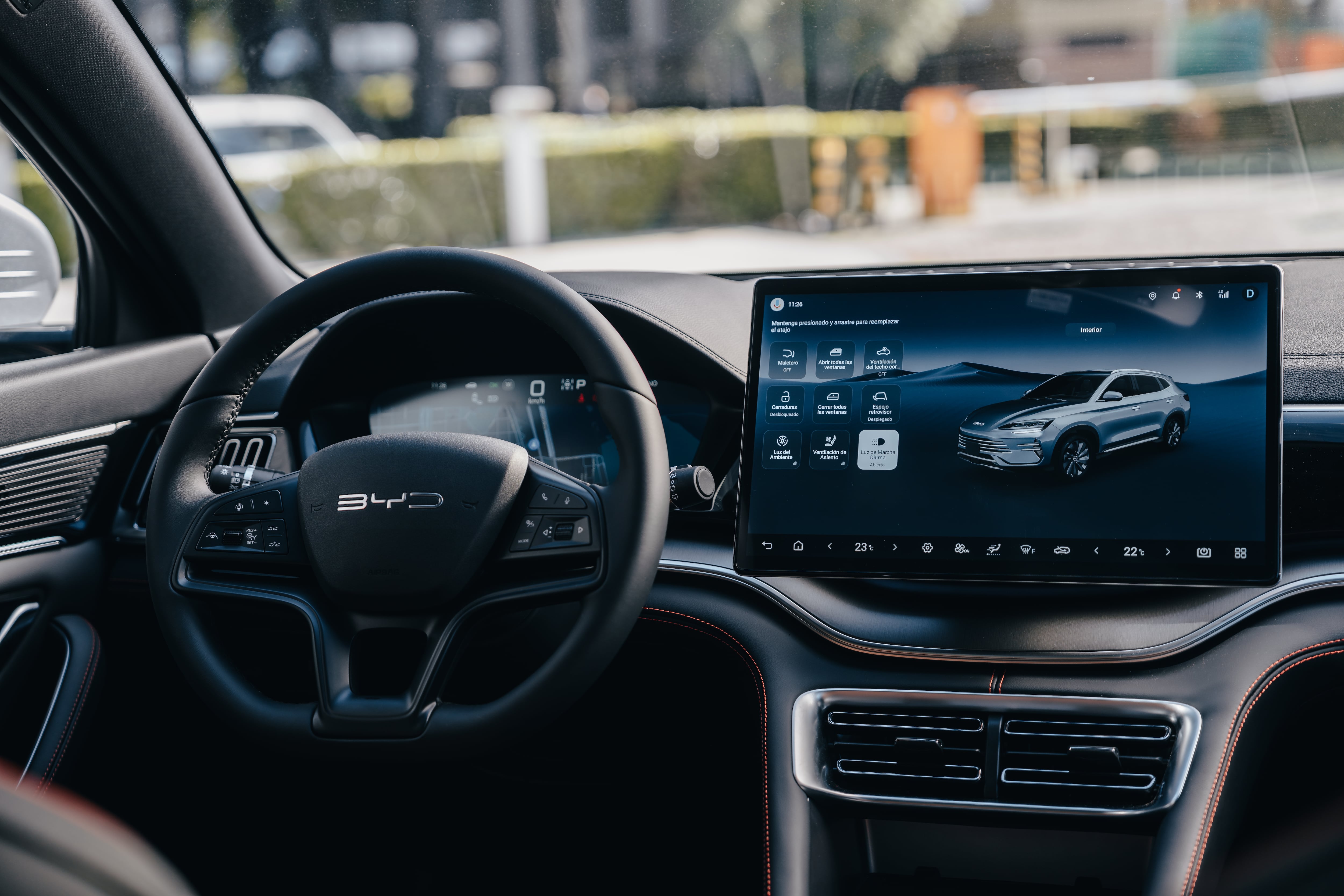 Cuenta con una pantalla central de 15,6″ y un tablero digital integrado de 12,3″