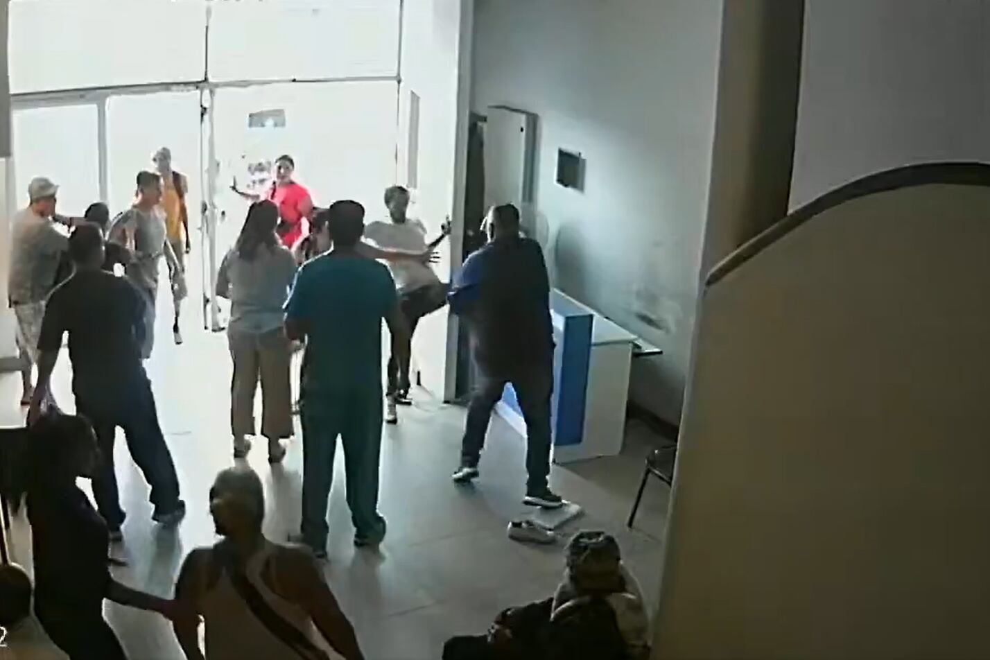 Mar del Plata: familiares de un paciente atacaron a un trabajador de una clínica 6 Familiares de un paciente golpearon a un trabajador de seguridad en la recepción de una Clínica en Mar del Plata