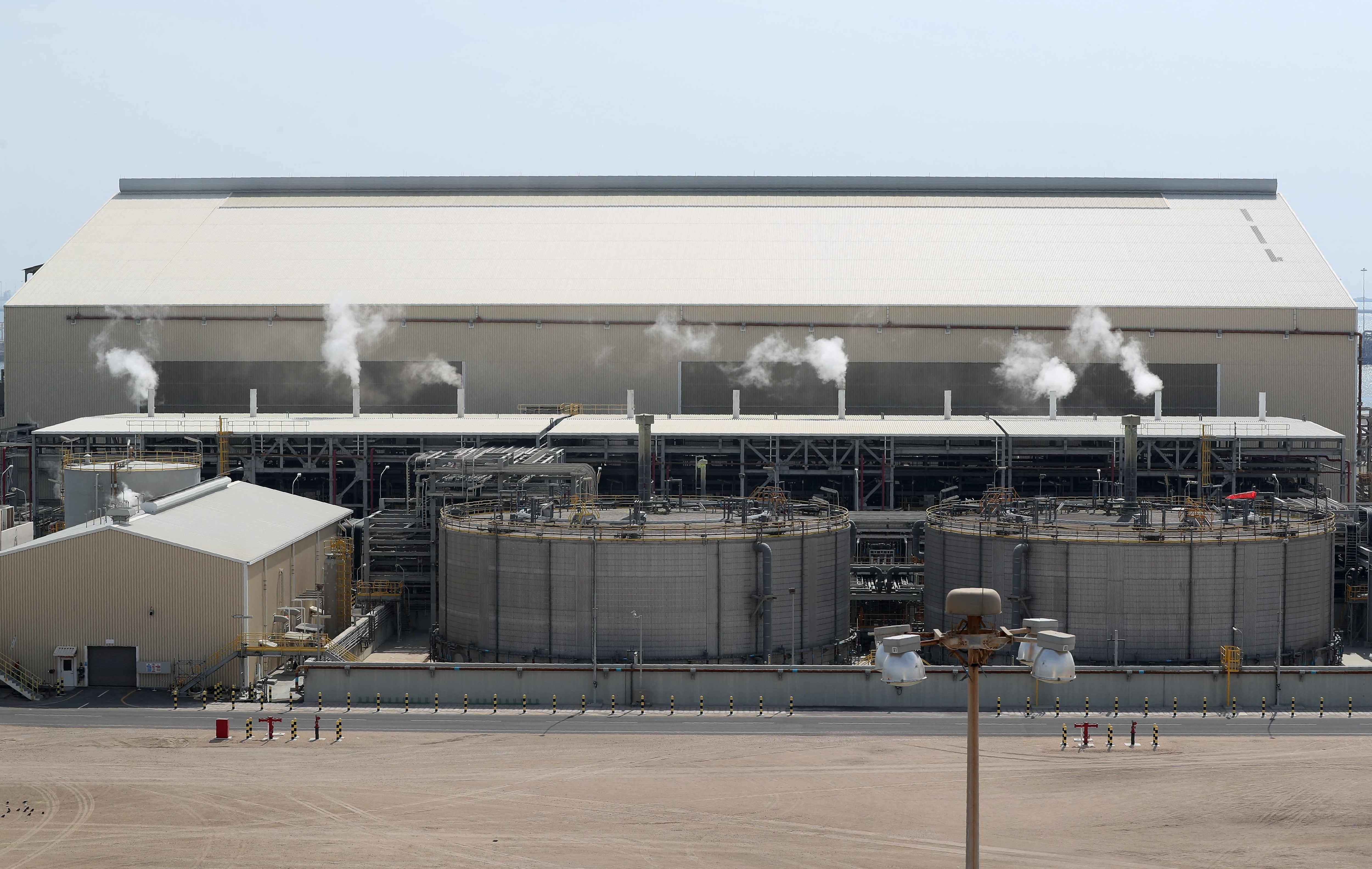 Ataques con misiles en Qatar, Emiratos y Bahréin sacudieron el mercado energético global (Photo by KARIM JAAFAR / AFP)