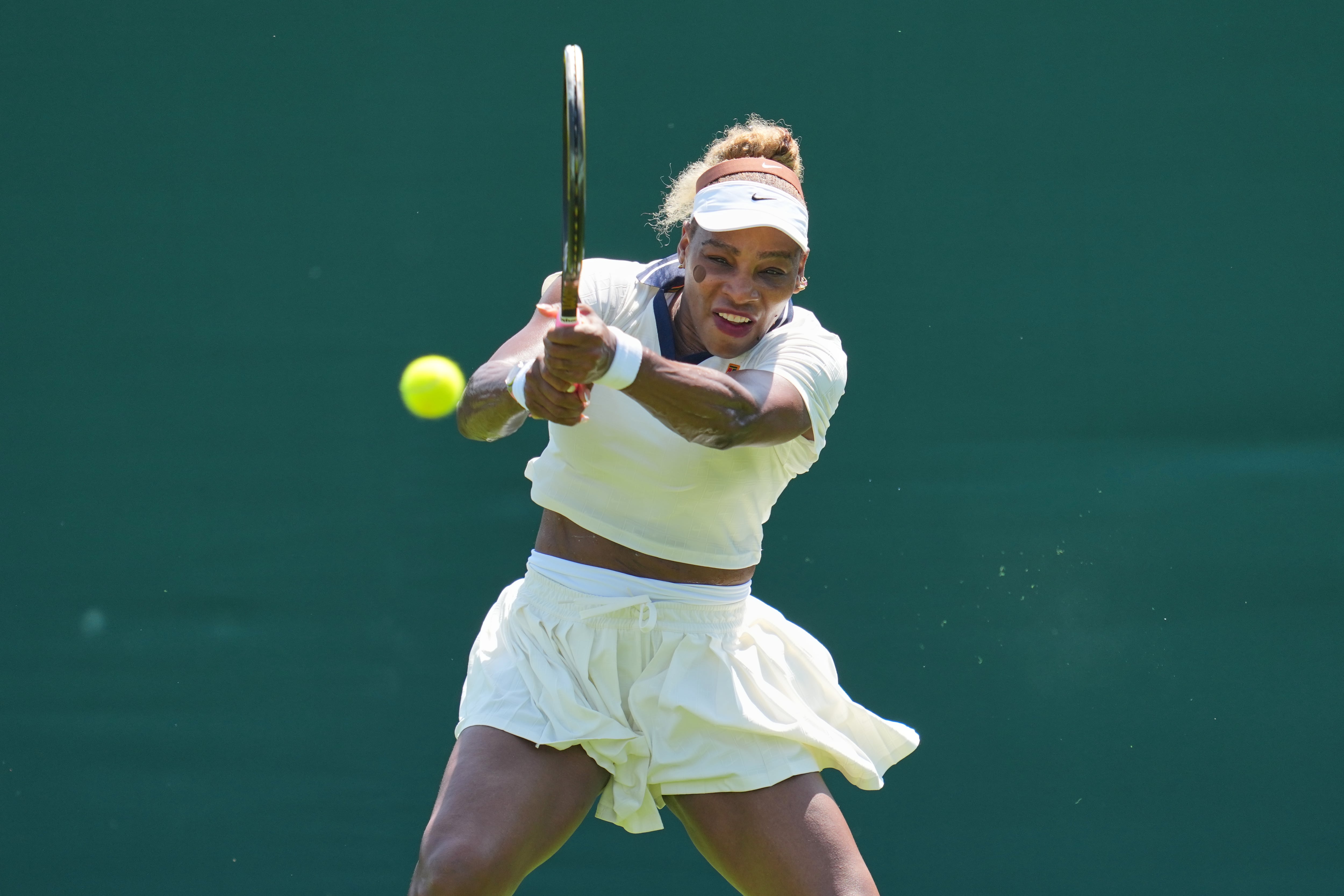 Serena Williams durante una sesión de práctica previo al torneo de Wimbledon (AP Foto/Kin Cheung)