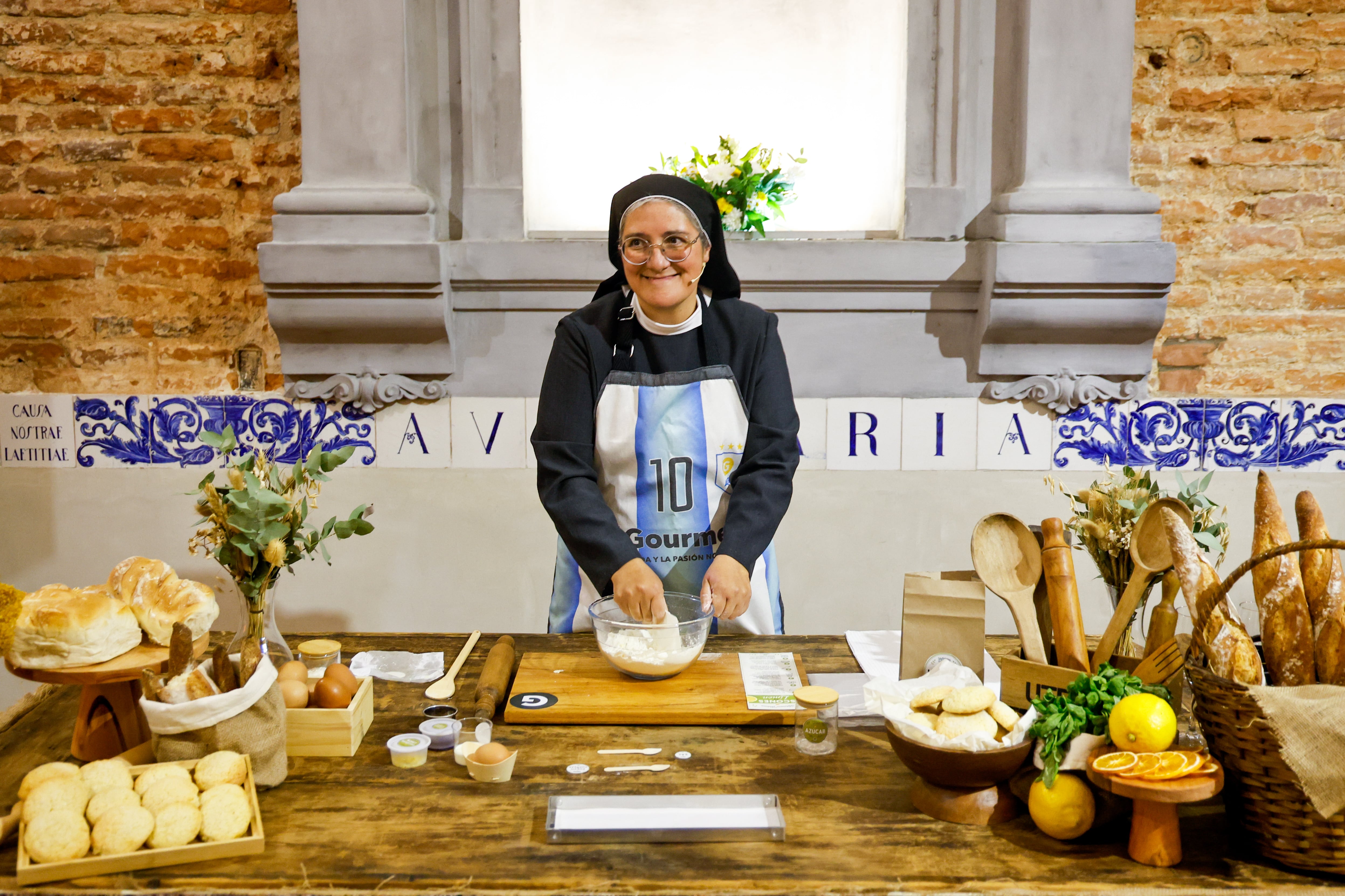 En el lanzamiento del programa, la Hermana Verónica brindó una masterclass de scones de limón para los periodistas invitados