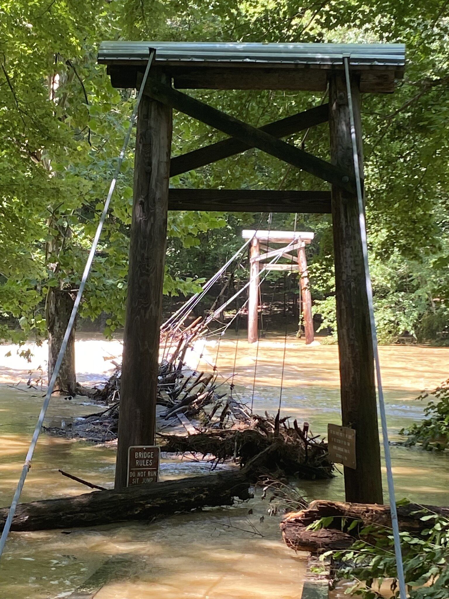 Múltiples parques en el estado cerraron sus puertas por el crecimiento de los ríos tras el paso de la tormenta (Facebook/North Carolina State Parks and Recreation)