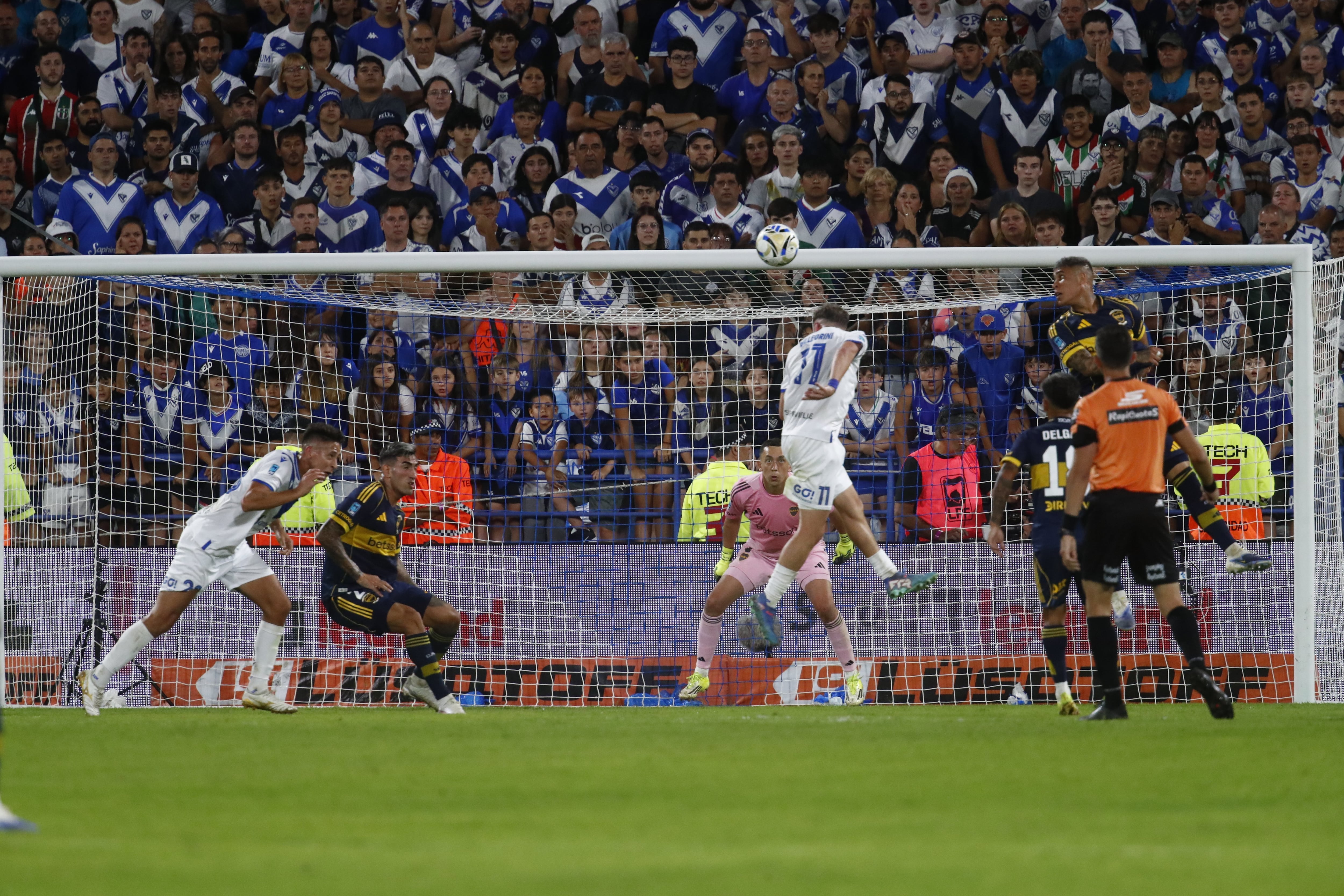 Video: los goles de Vélez a Boca en dos minutos que rompieron el partido en Liniers