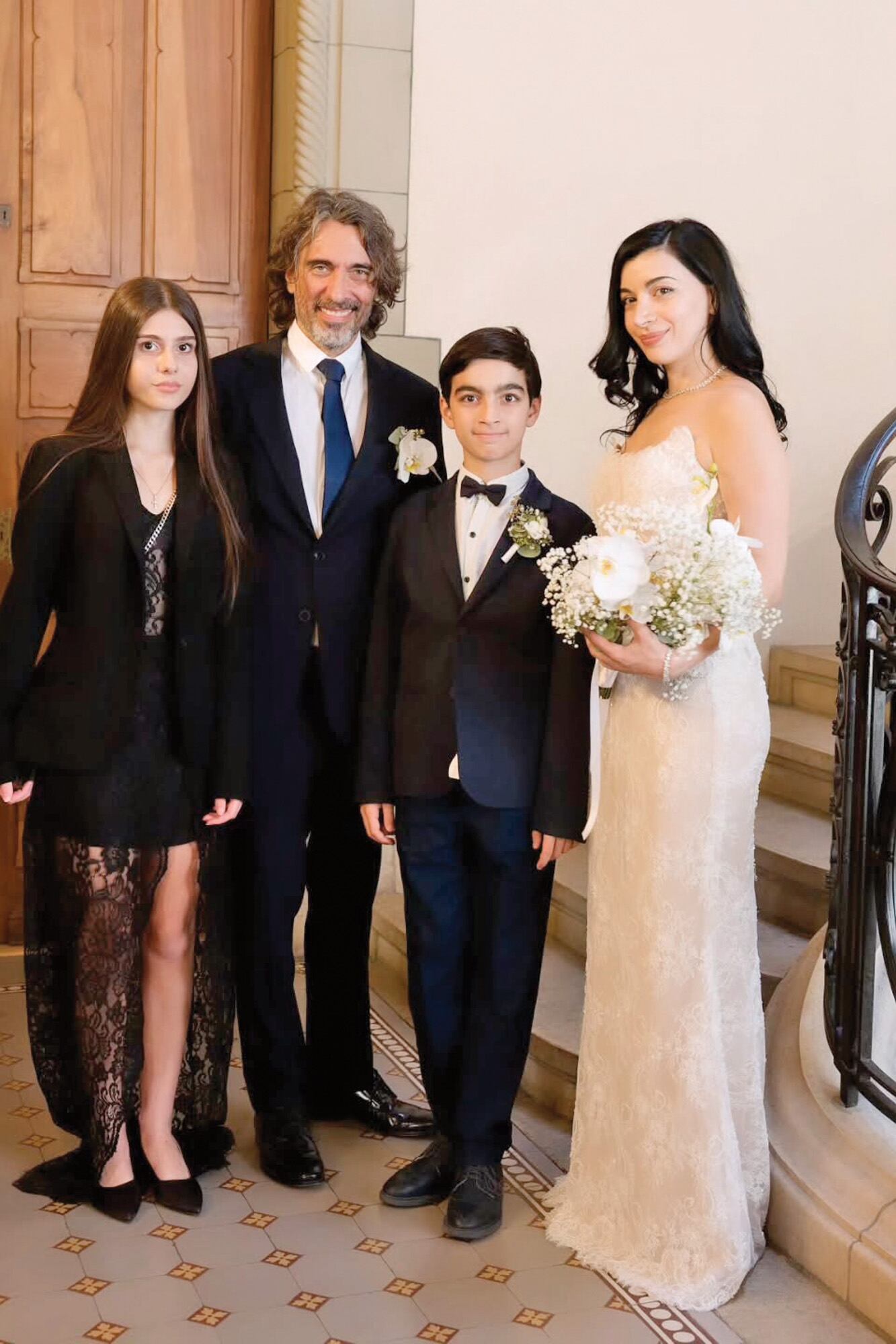 Los recién casados con Beatrice, de 13 años, hija de Carlo, y Demetre, de 11, hijo de Mariam. La novia llevó un vestido del diseñador georgiano Marigold