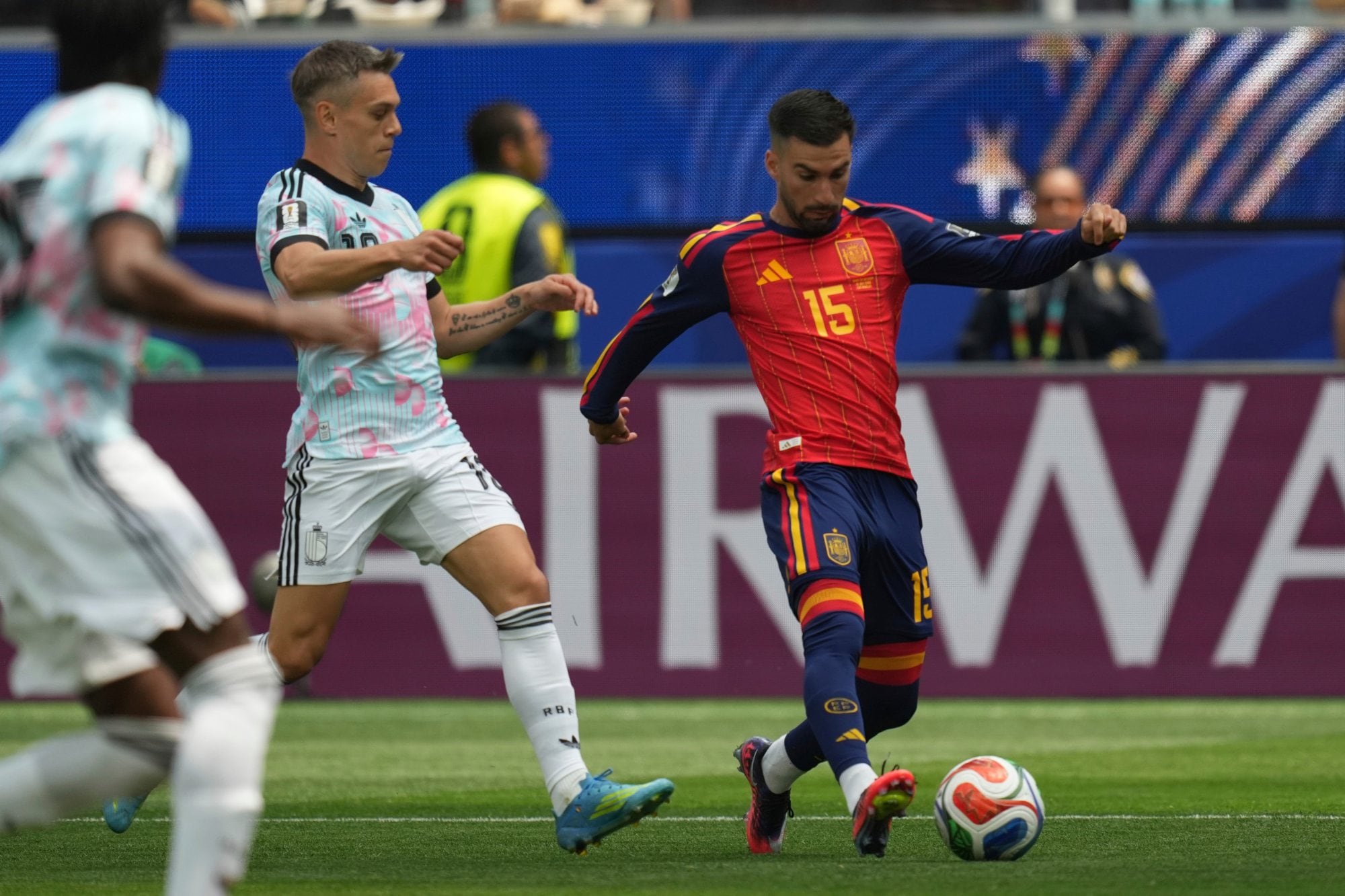 Alex Baena controla la pelota ante Leandro Trossard