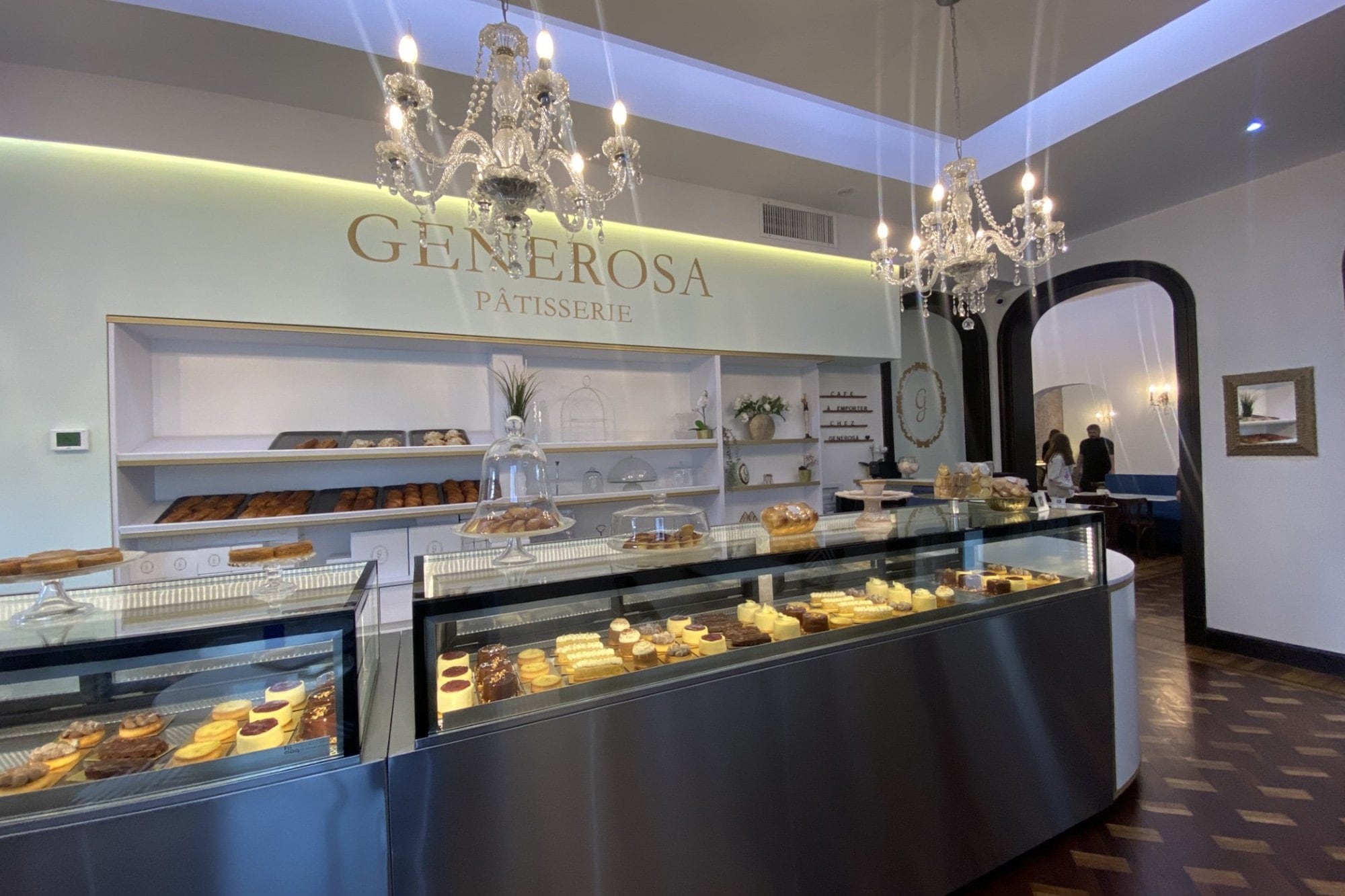 Ambientación cuidada y delicias de pastelería en Generosa