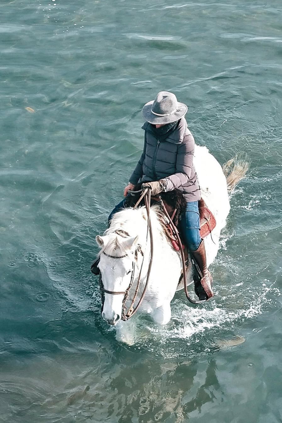 “Me gustaría pasar mucho más tiempo en Tierra del Fuego… y tener un campo con caballos”, confiesa la cocinera. Cada vez que puede, viaja a la isla con su hijo Giorgio o con amigos: con las alforjas de su caballo cargadas, se va al campo fueguino y ahí, con la sartén de hierro de su abuela, se pone a cocinar