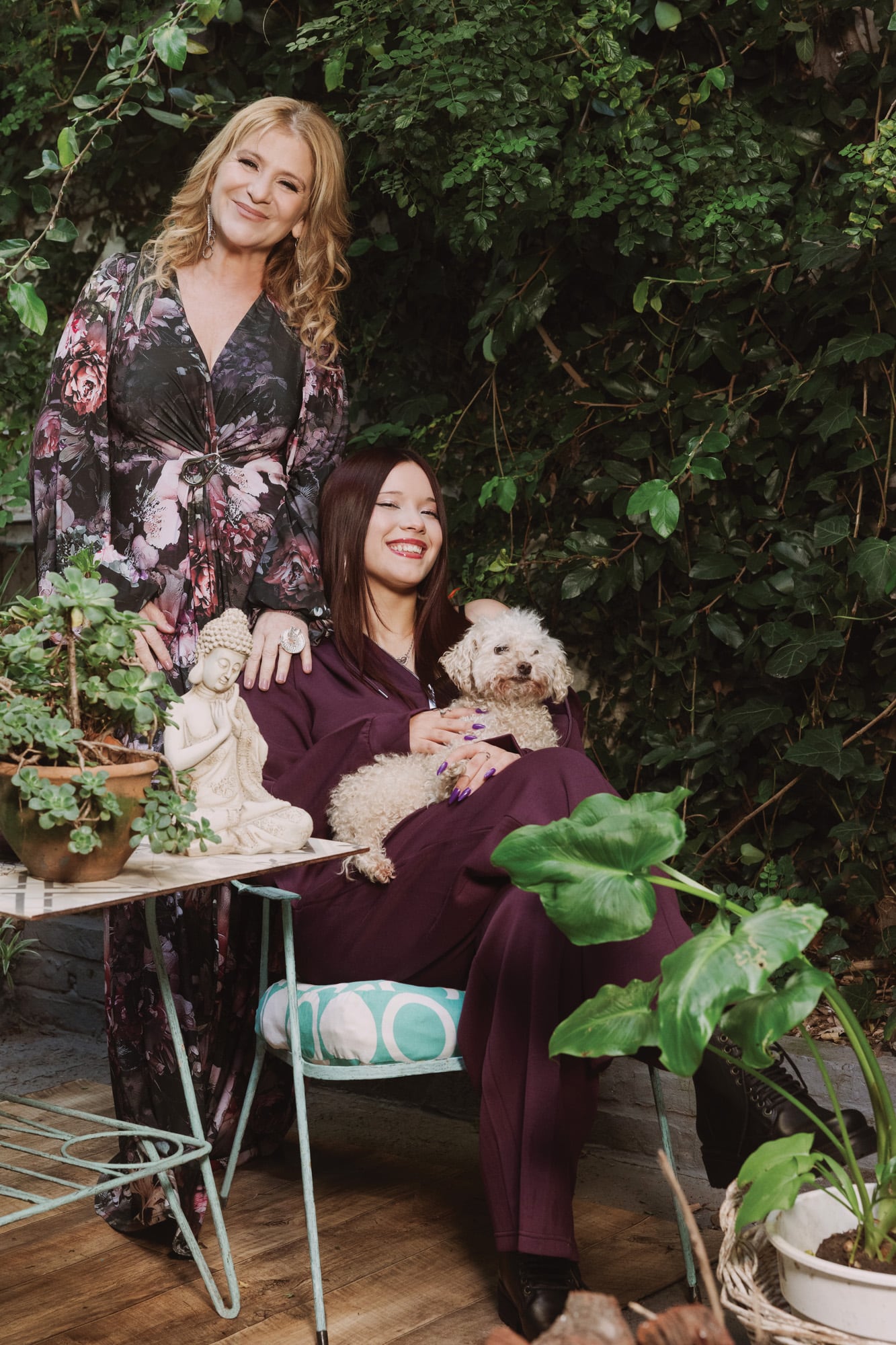 Emilia Mazer y su hija Uma. Junto a ellas, su perra Ella