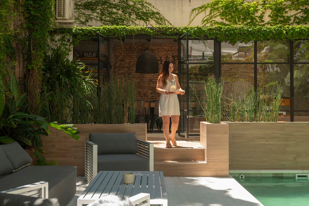 Eles mudaram de vida ao transformar o terraço do primeiro andar da Recoleta em um jardim com piscina e churrasqueira.