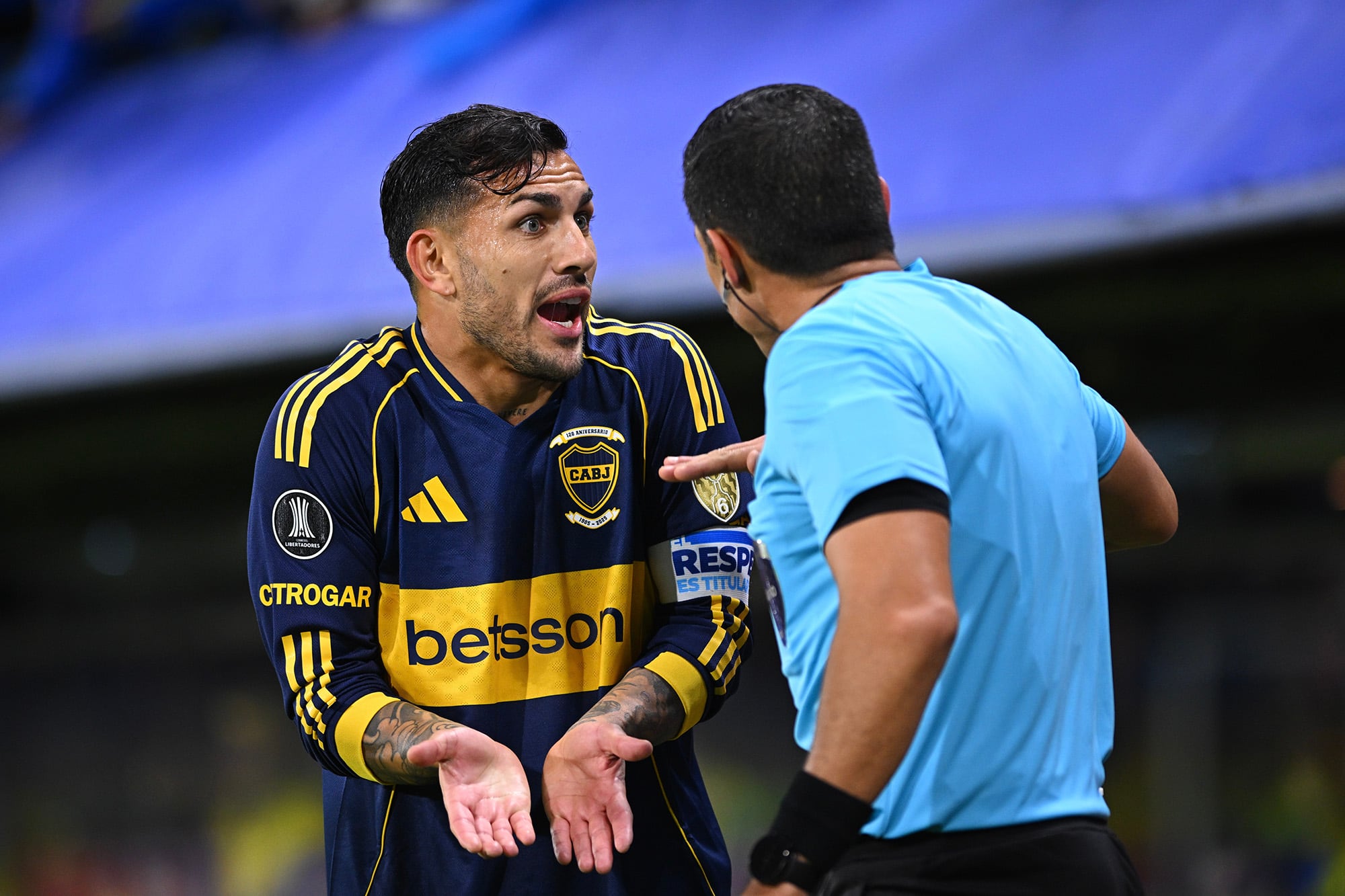 Leandro Paredes le reclama al árbitro Jesús Valenzuela, de Venezuela, en una noche controvertida en la Bombonera; Boca empató 1-1 con Cruzeiro