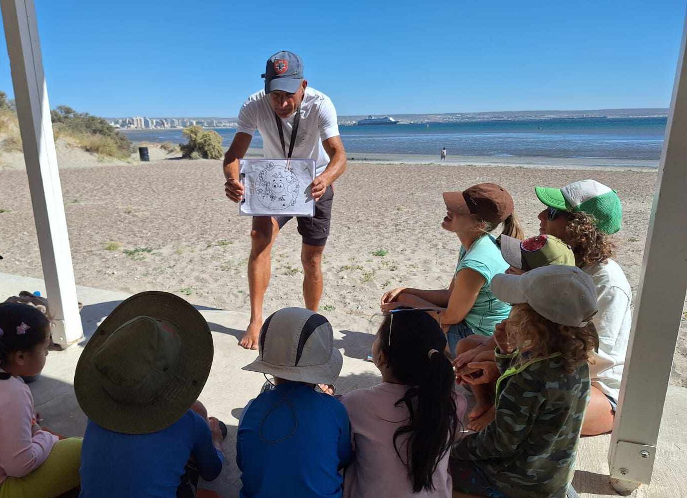 Ricardo da talleres para niños en escuelas, y también en la playa.