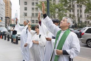 El cura argentino que apadrina jóvenes inmigrantes en Nueva York