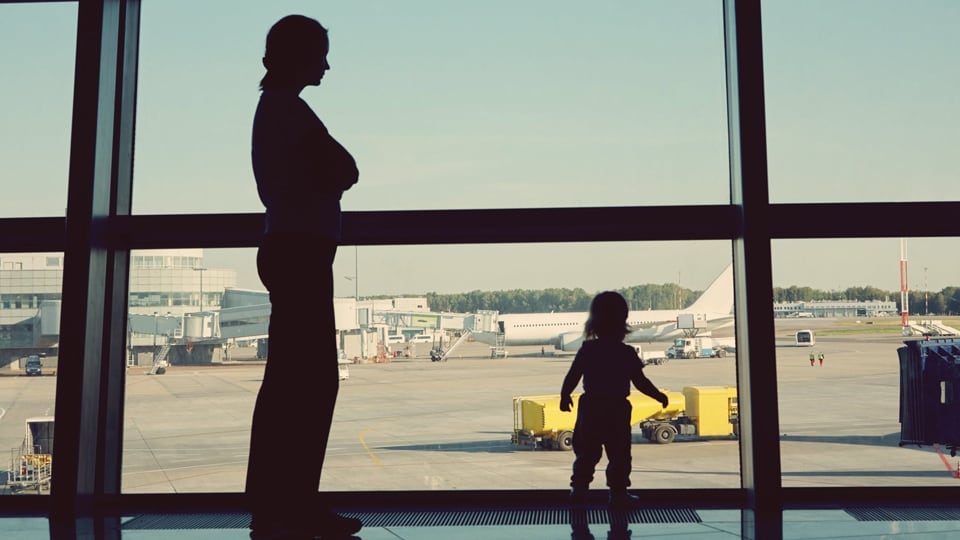 Viajar con niños en vuelos de larga duración puede ser un gran desafío