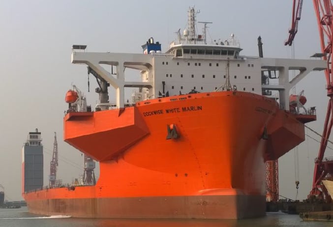 HL White Marlin, uno de los mayores buques semisumergibles de transporte pesado del mundo, arribó el domingo al país y quedó fondeado en la boya 17, frente a Bahía Blanca