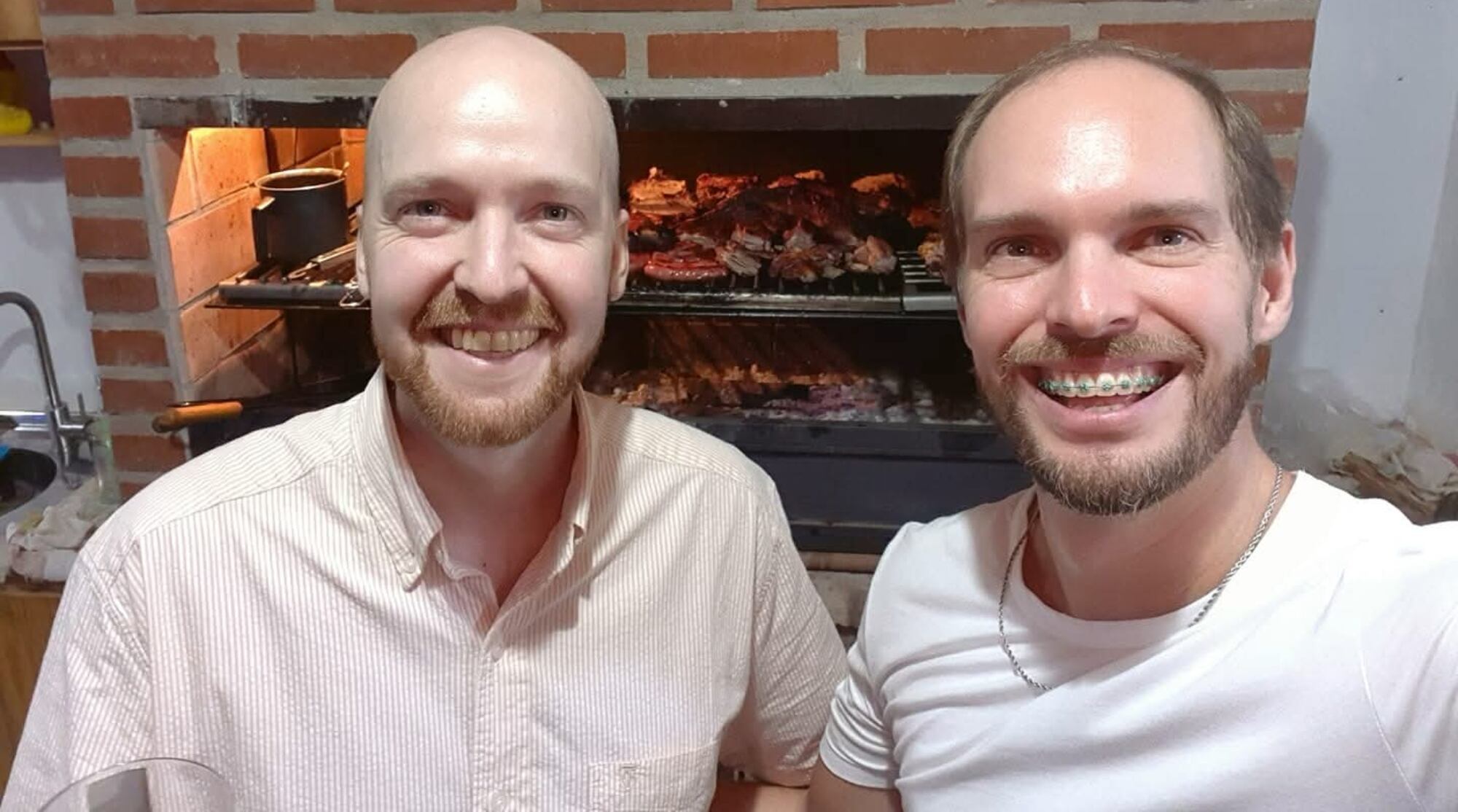 Con su hermano que le donó médula ósea para el segundo trasplante.