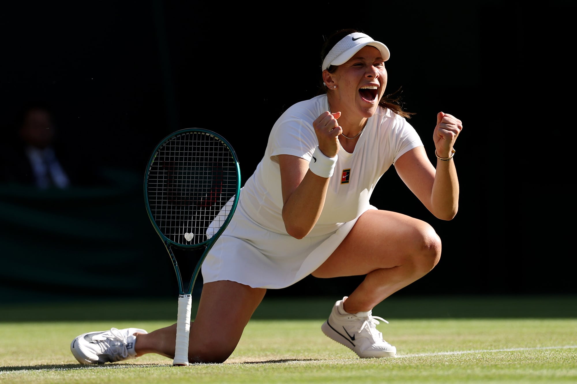 Amanda Anisimova celebra tras aprovechar un punto de partido en un emocionante tie break contra Anastasia Pavlyuchenkova en los cuartos de final de Wimbledon