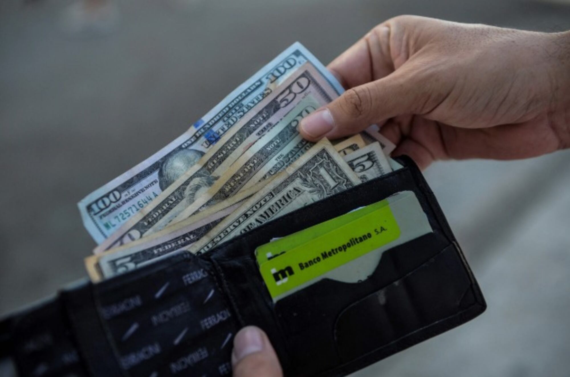 Por el cepo cambiario, algunas personas no pueden comprar dólar ahorro