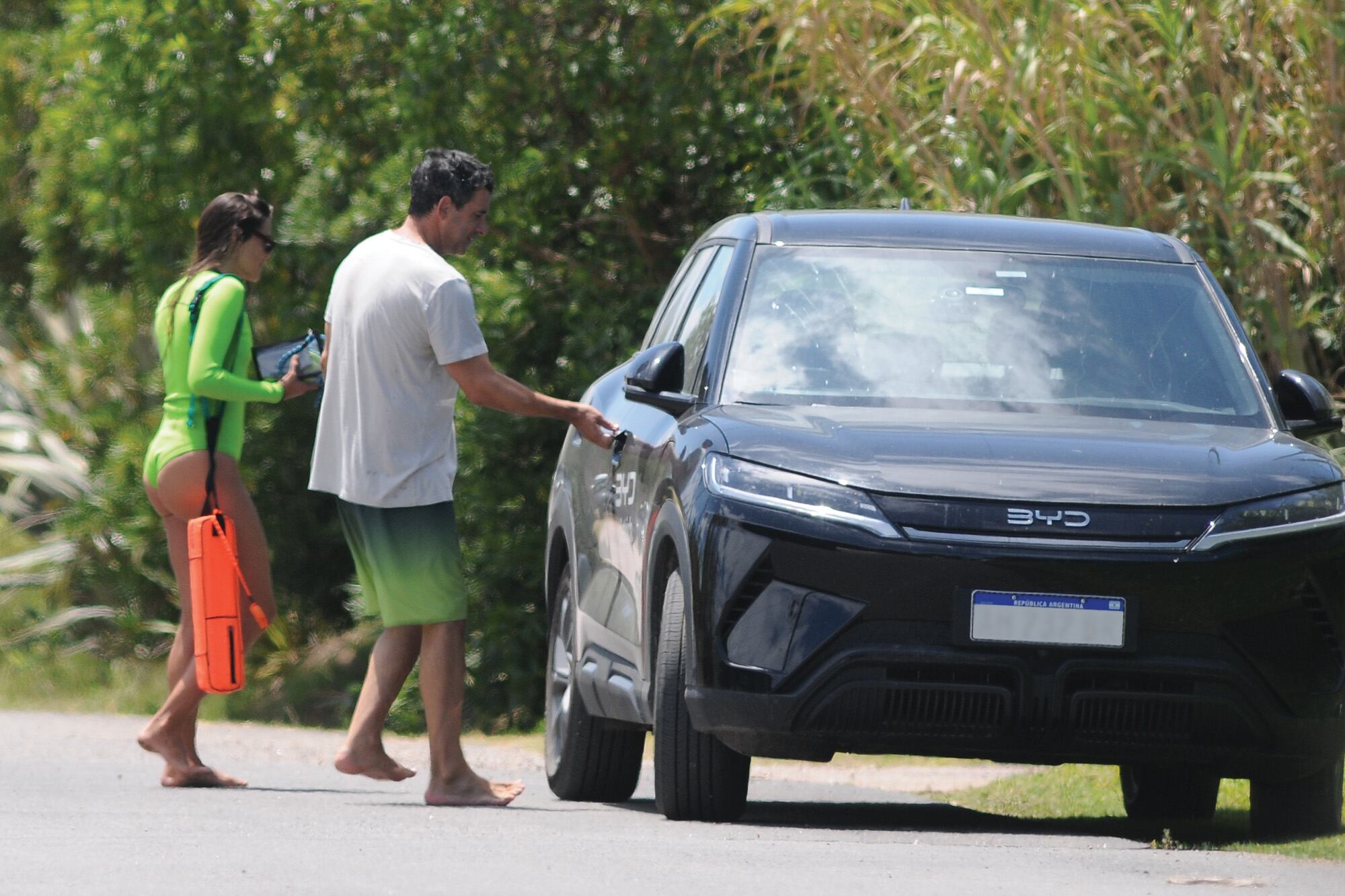 Cerca del mediodía, partieron en su auto eléctrico (BYD) para encontrarse con sus hijos, Tao y Bee