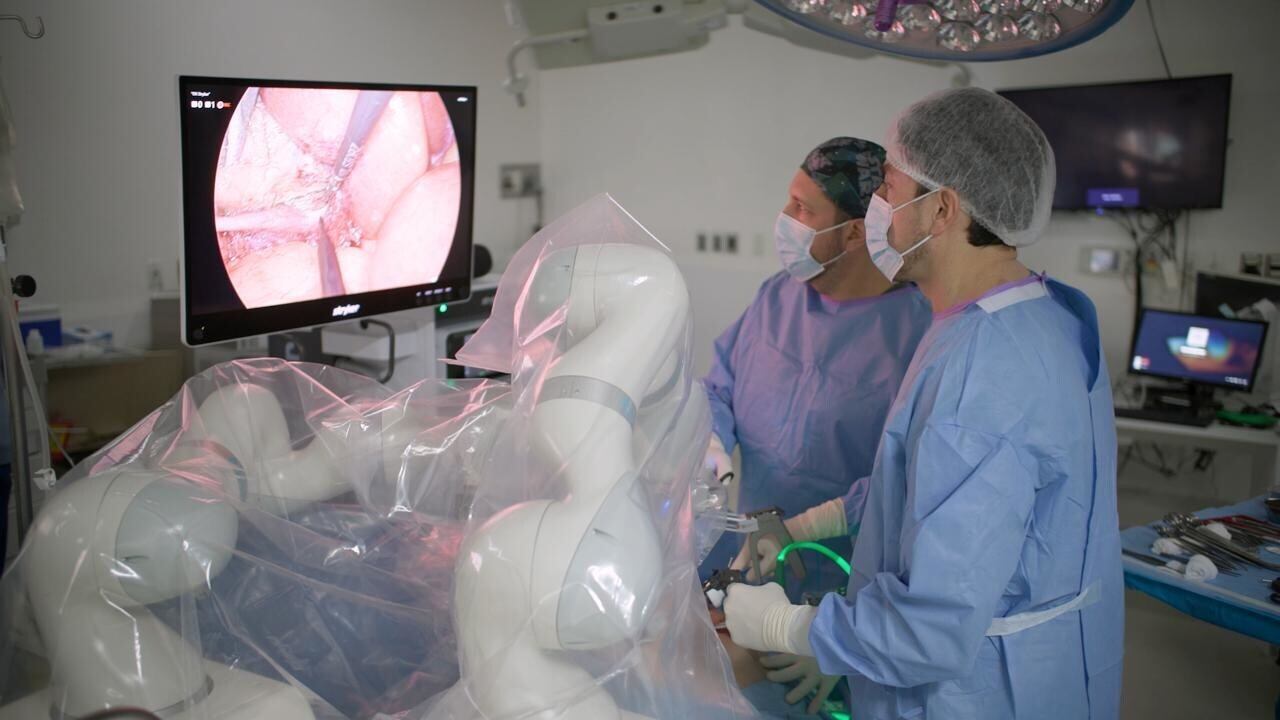 El doctor Ricardo Funke realiza una cirugía laparoscópica asistido por una IA que maneja la cámara el sistema durante la operación; le permite al cirujano prescindir de un ayudante, que es quien tradicionalmente maneja la cámara en forma manual