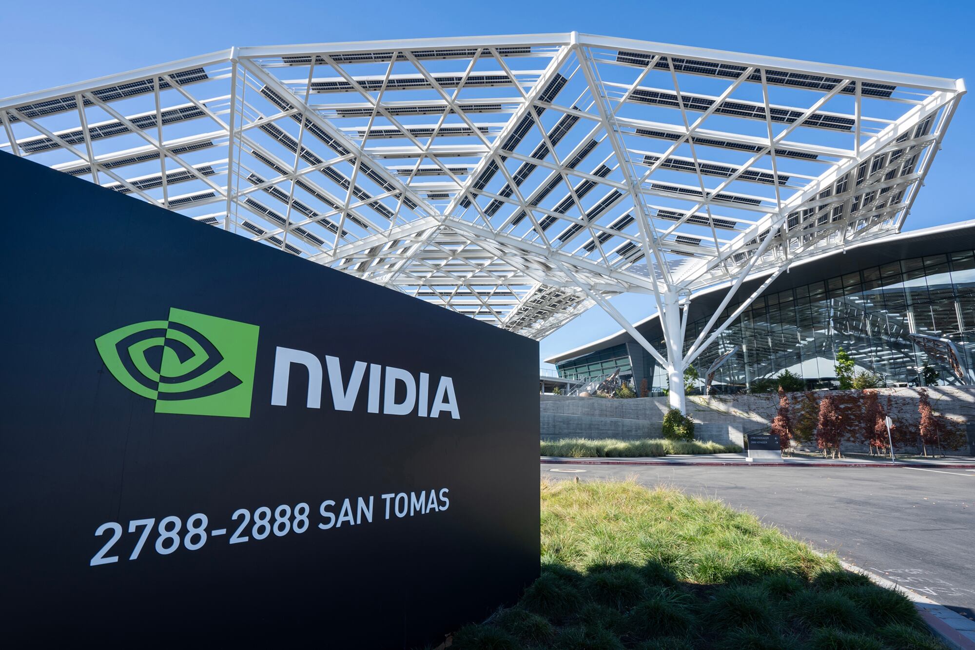 Nvidia reportó ingresos por US$81.600 millones, impulsados por el boom de la inteligencia artificial