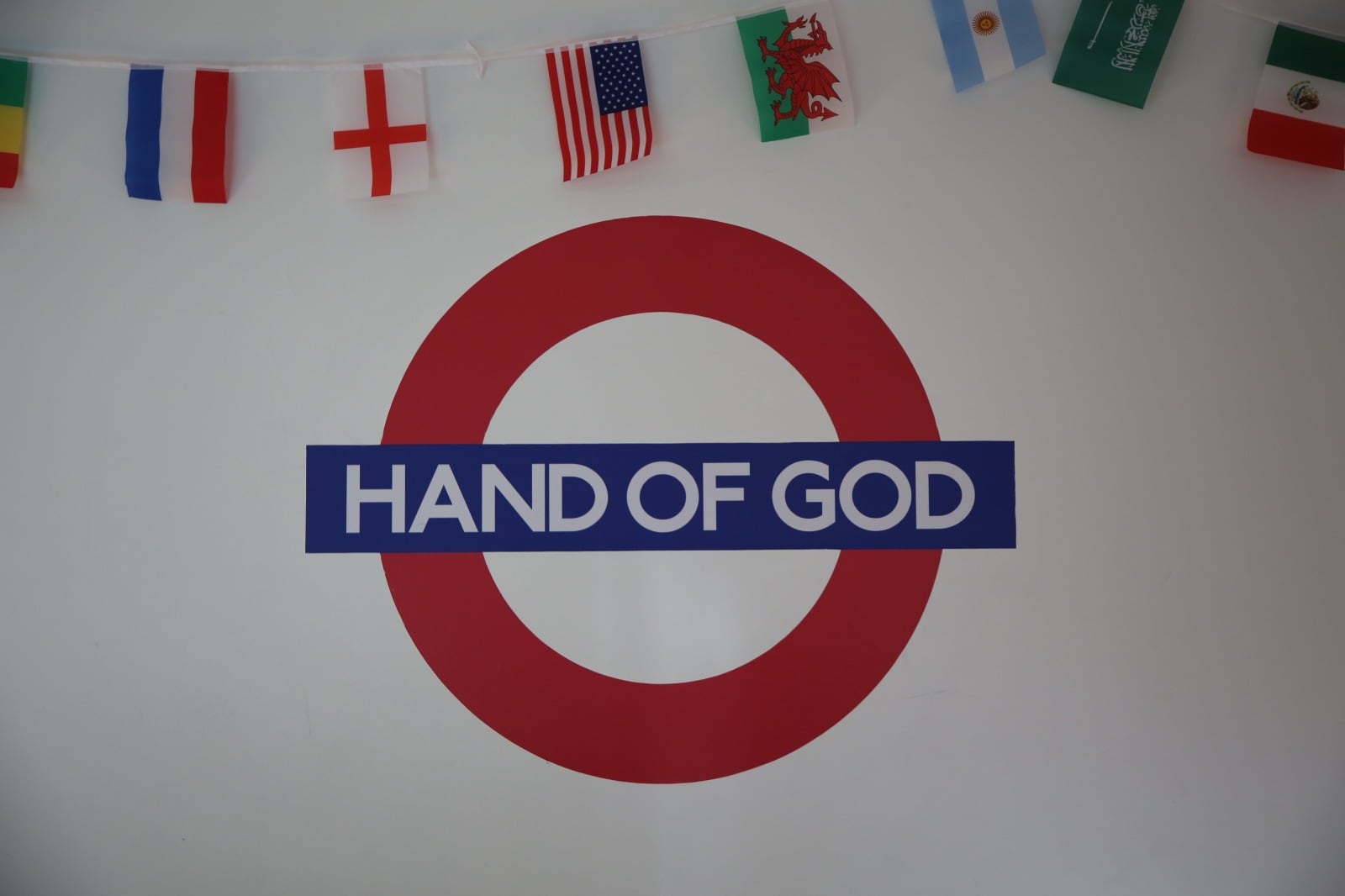 Cómo es The Hand of God, el pub británico oculto en La Isla que rinde homenaje a Messi y a Maradona 10 En su interior, sobre una pared, vuelve a aparecer el nombre pintado sobre una clásica señal de subte londinense. Si bien el pub fue creado por un gripo de diplomáticos británicos en 1991, recién en 2006, veinte años después del más recordado gol de Diego Armando Maradona, recibió su nombre: The Hand of God (La Mano de Dios)
