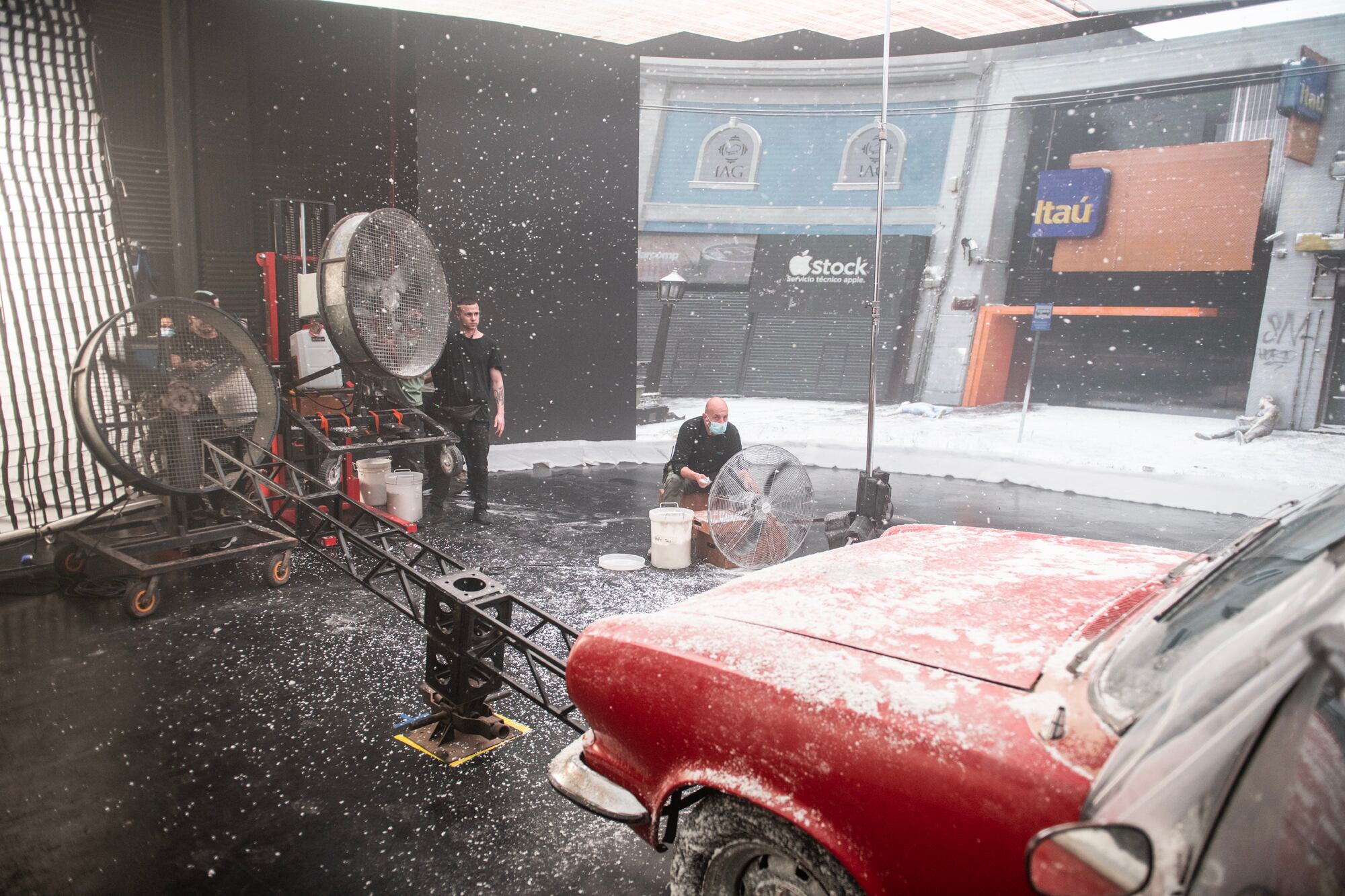 El detrás de escena de El Eternauta, que combina decorados generados por computadora y proyectados en telones de fondo con nieve falsa, tomas en estudio y en las calles de Vicente López