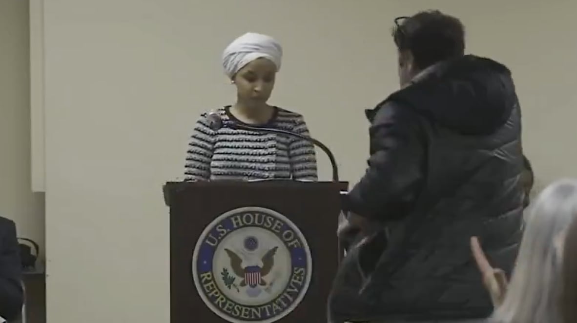 Video: un hombre atacó a una congresista de Estados Unidos y la roció con una sustancia desconocida