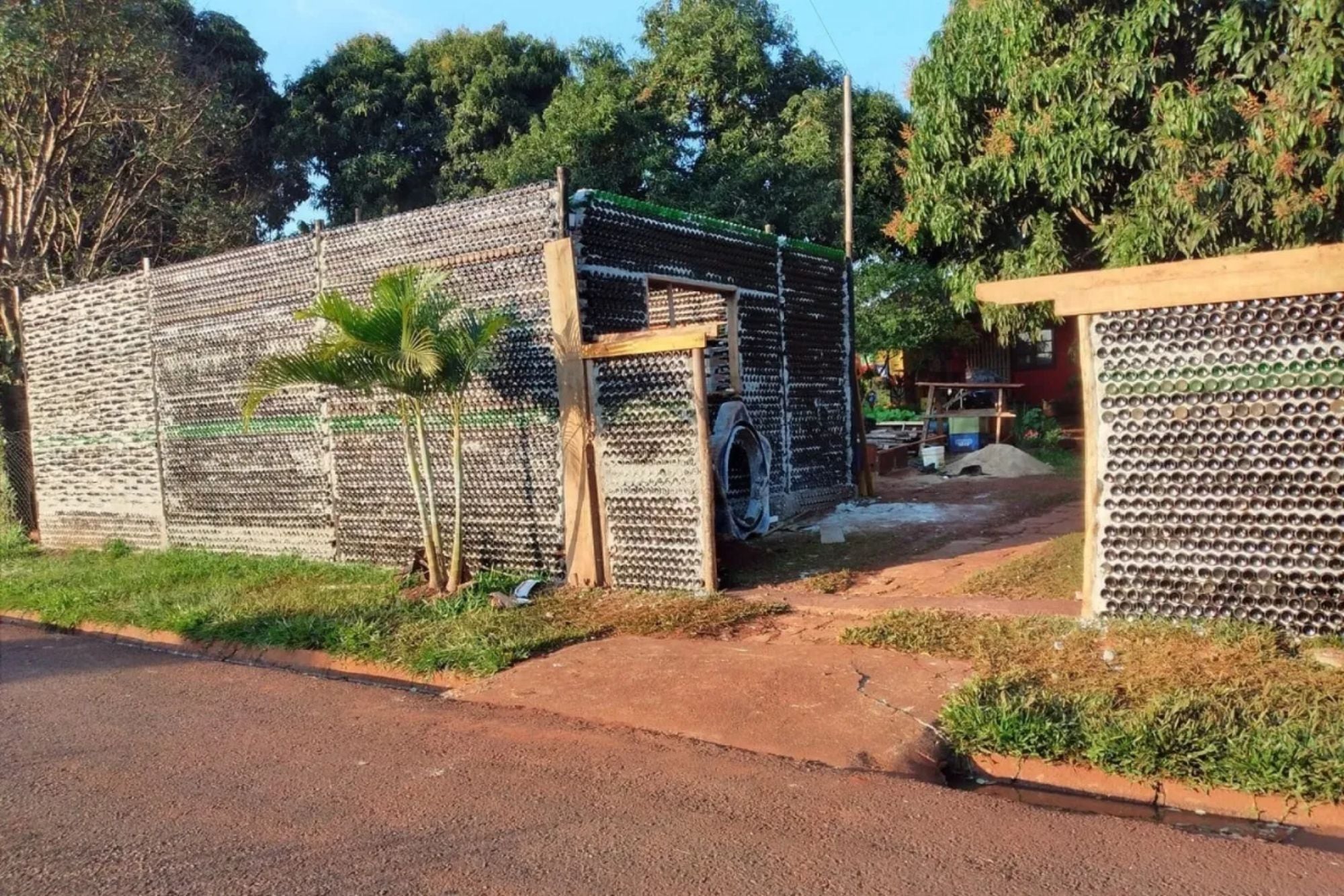 Se quedaron sin trabajo y construyeron una casa de 70 m² con más de 10.000 botellas de vidrio recicladas 8 El proyecto nació como una solución a las dificultades económicas y se convirtió en una iniciativa de reutilización de residuos
