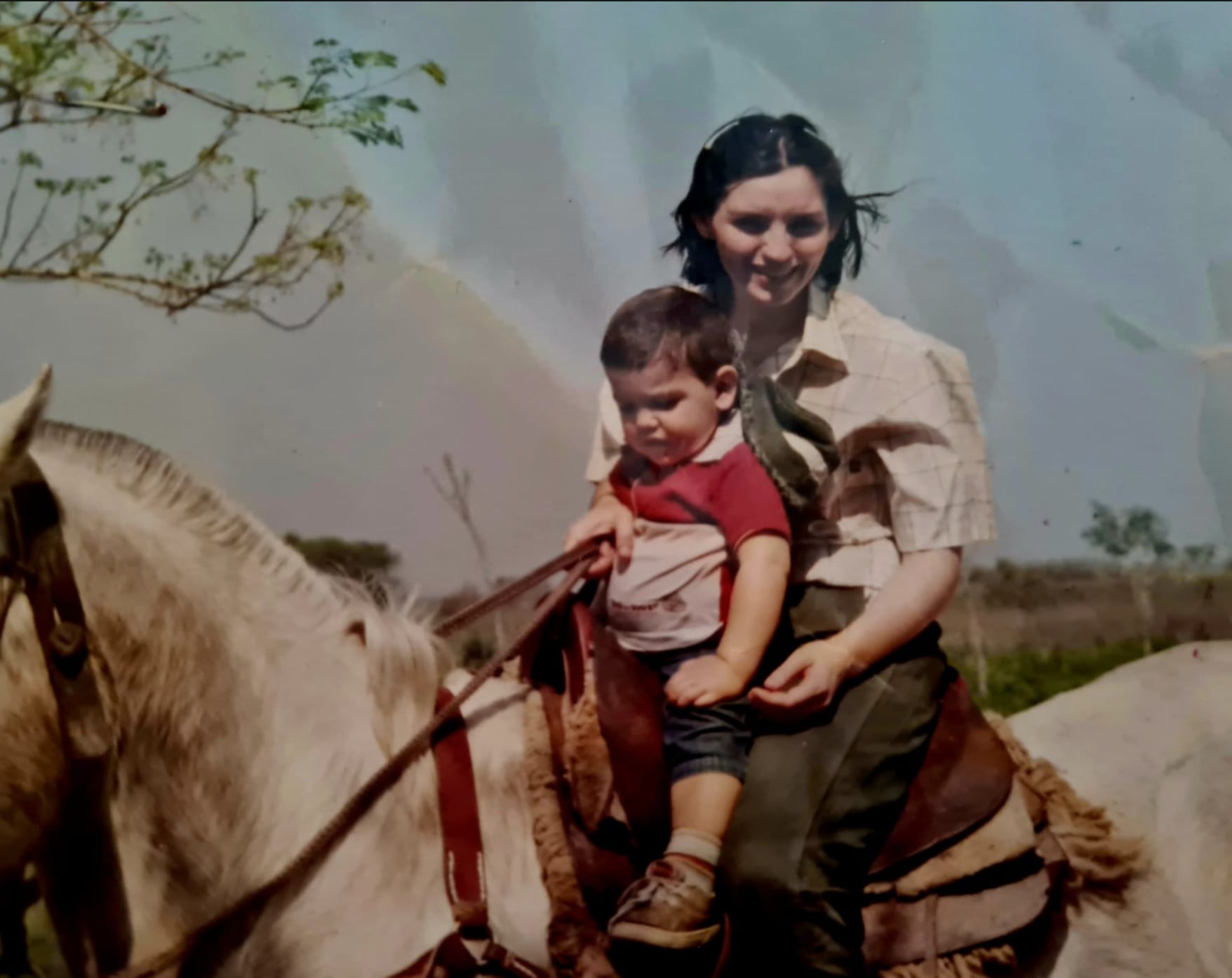 Tiempo atrás, la dirigente en el campo con su hijo
