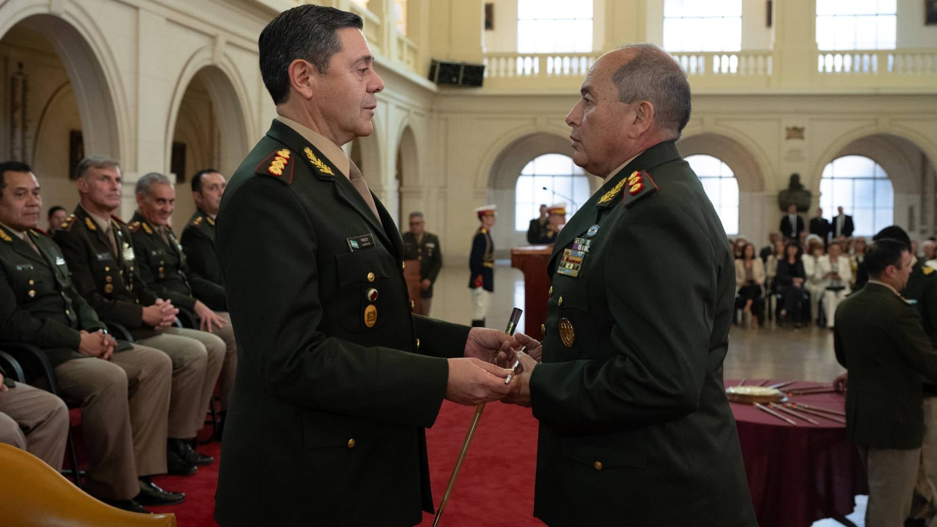 El ministro de Defensa, teniente general Carlos Alberto Presti, junto al general de división Jorge Alberto Puebla, a quien llevó a la cartera como viceministro