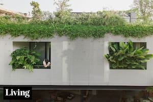 Una casa con celosía árabe se convirtió en un oasis urbano que combina naturaleza y diseño