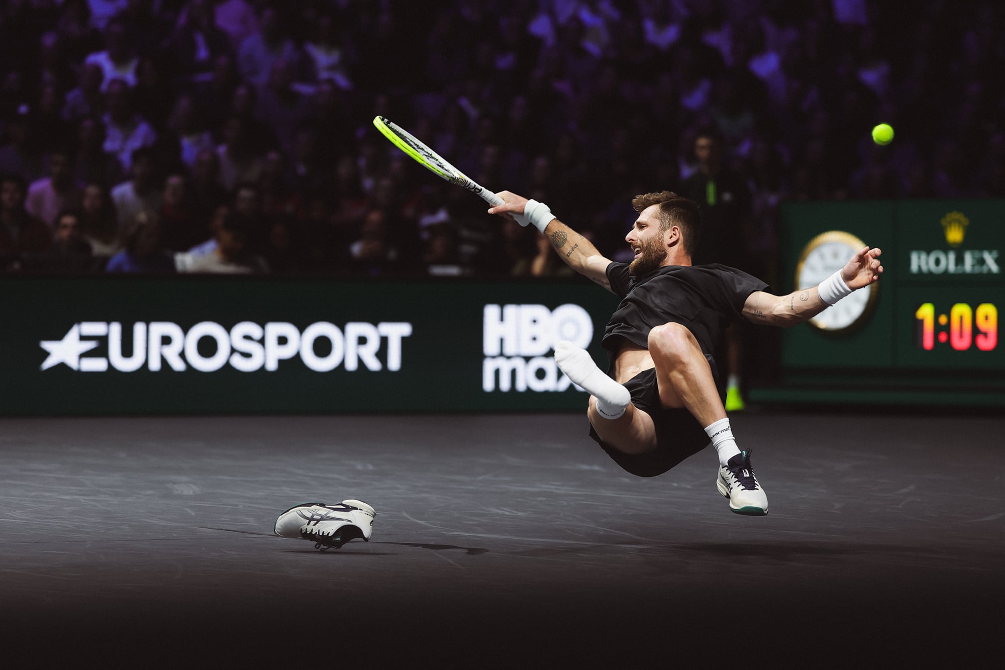 El segundo premio es para el fotógrafo francés Loic Wacziak, cuya dinámica imagen captura a Corentin Moutet en pleno salto, esforzándose por alcanzar un golpe y perdiendo una zapatilla en el proceso