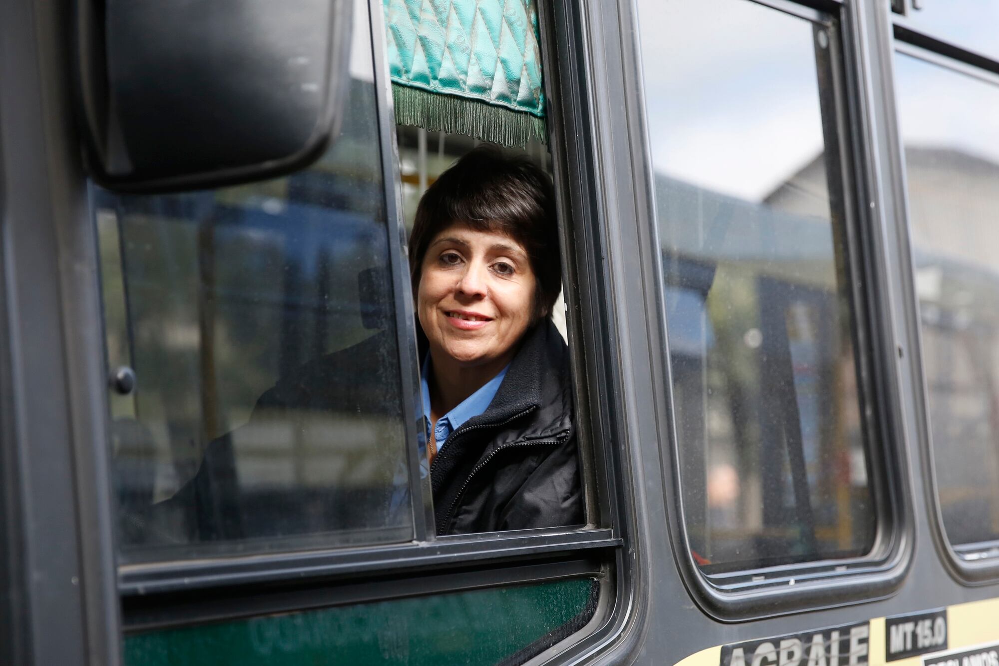 Las mujeres ganan espacio en la conducción de transportes públicos y aplicaciones, en algunos casos con incentivos y en otros, enfrentando trabas